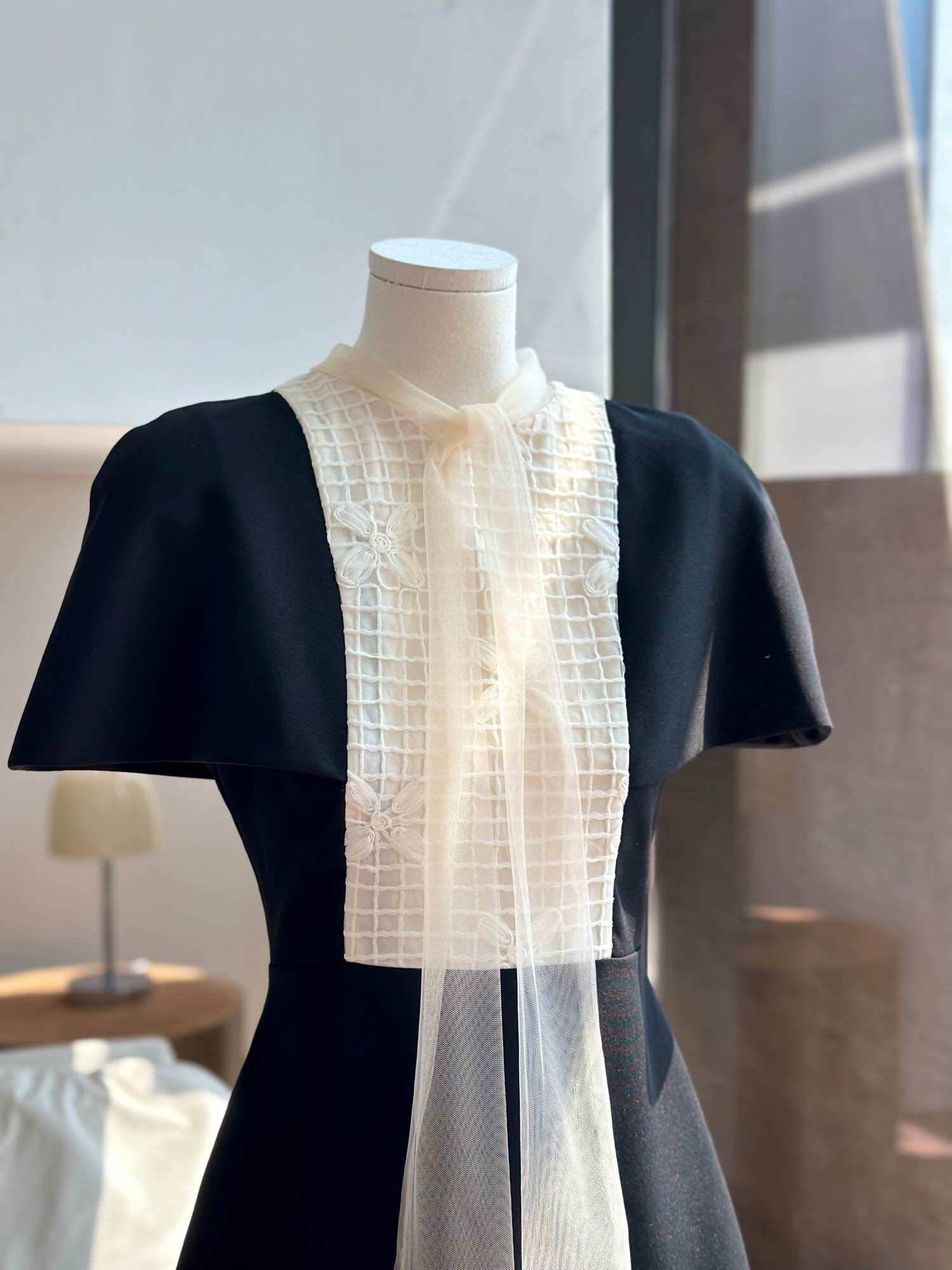 Váy phối ren cổ Alena dress
