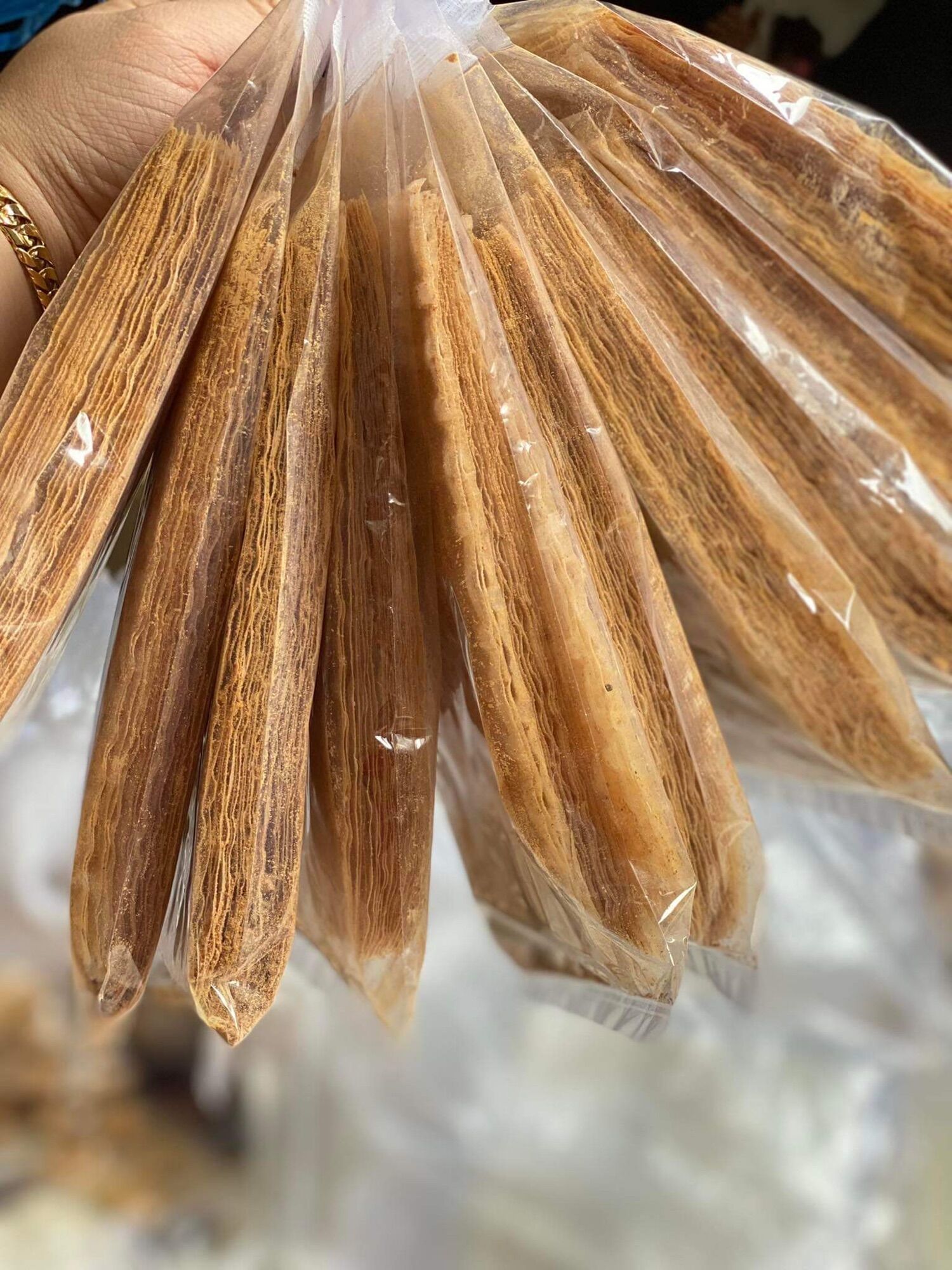 Bánh trâng xike lắc muối tôm