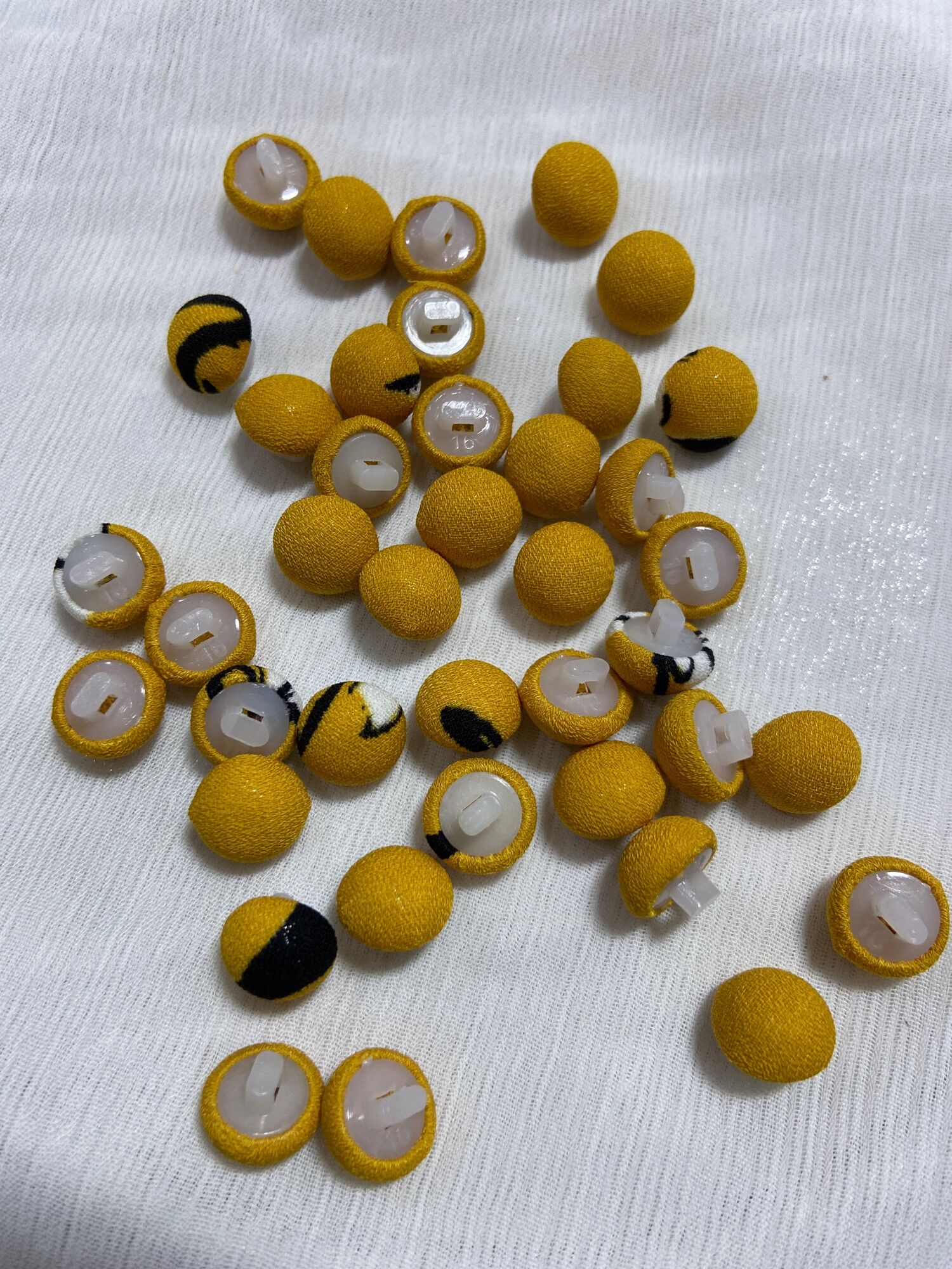 20 nút bọc vải màu vàng nghệ 1cm làm nút trang trí làm thủ công