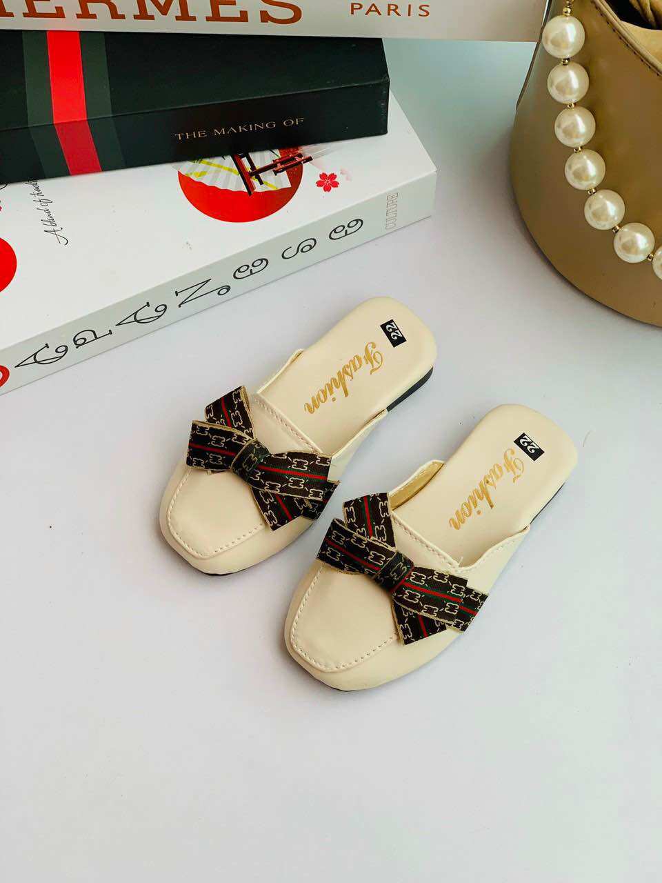 Sục bé gái nơ xinh