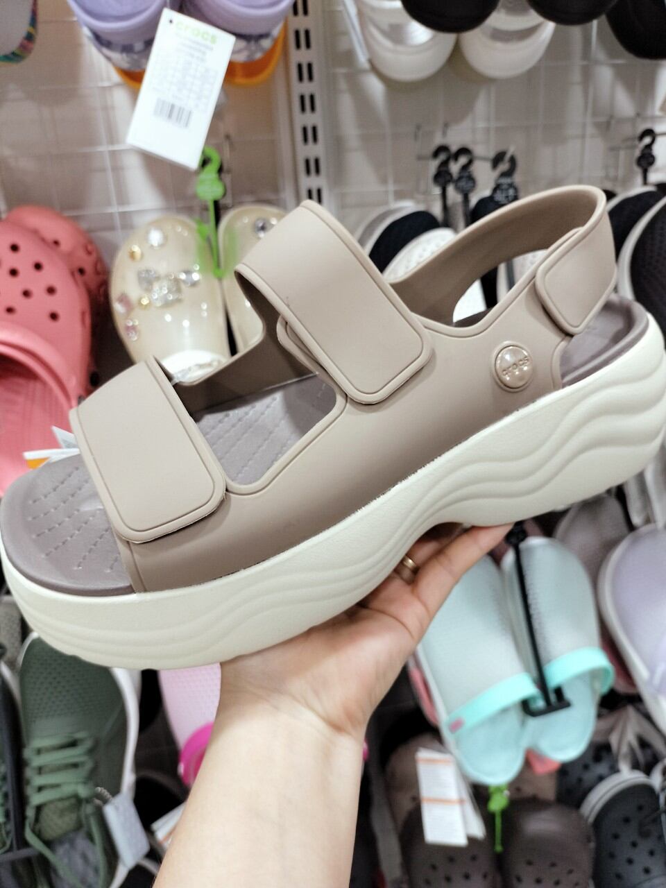 Sandal Crocs skyline 5cm quai ngang