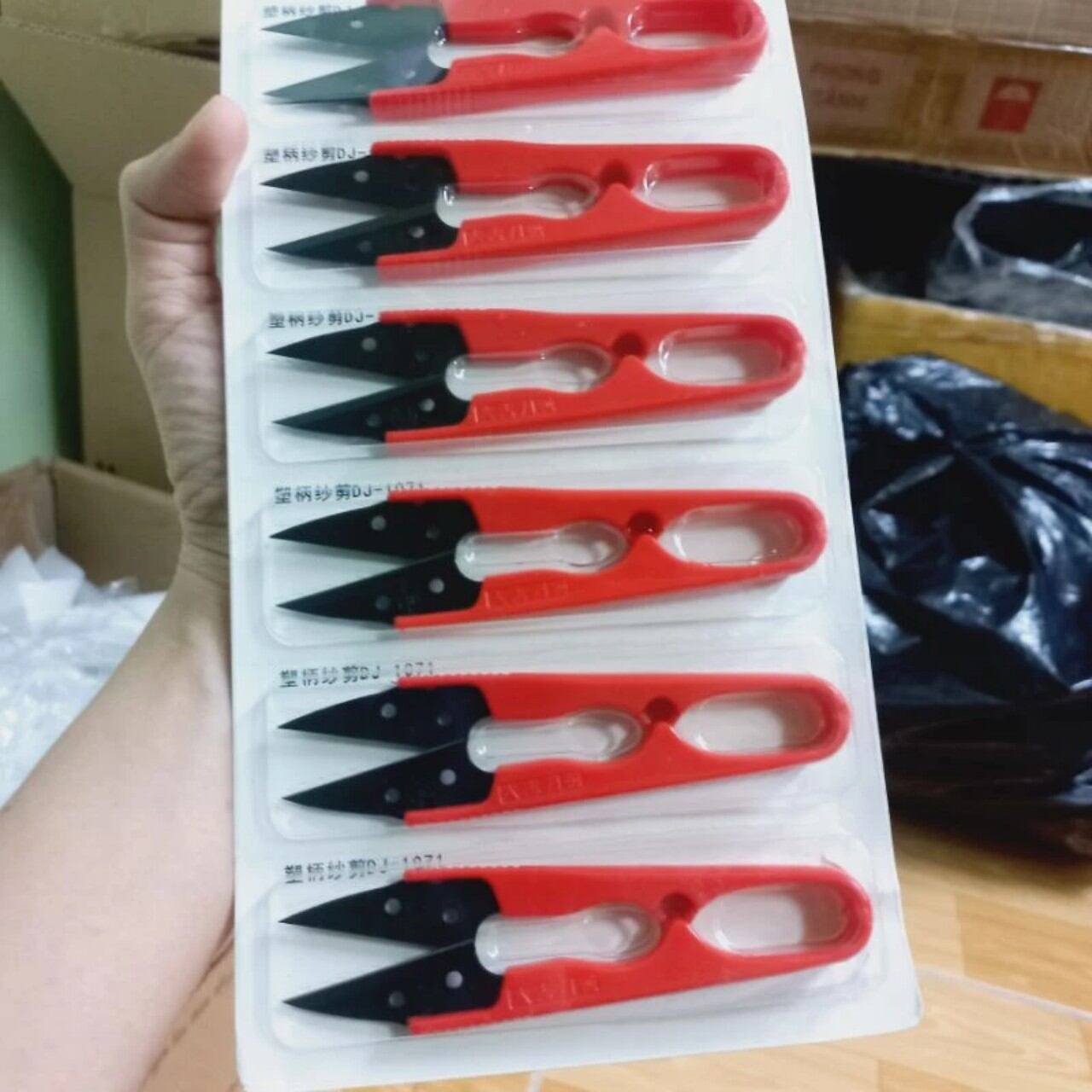 Kéo bấm cắt chỉ cán đỏ