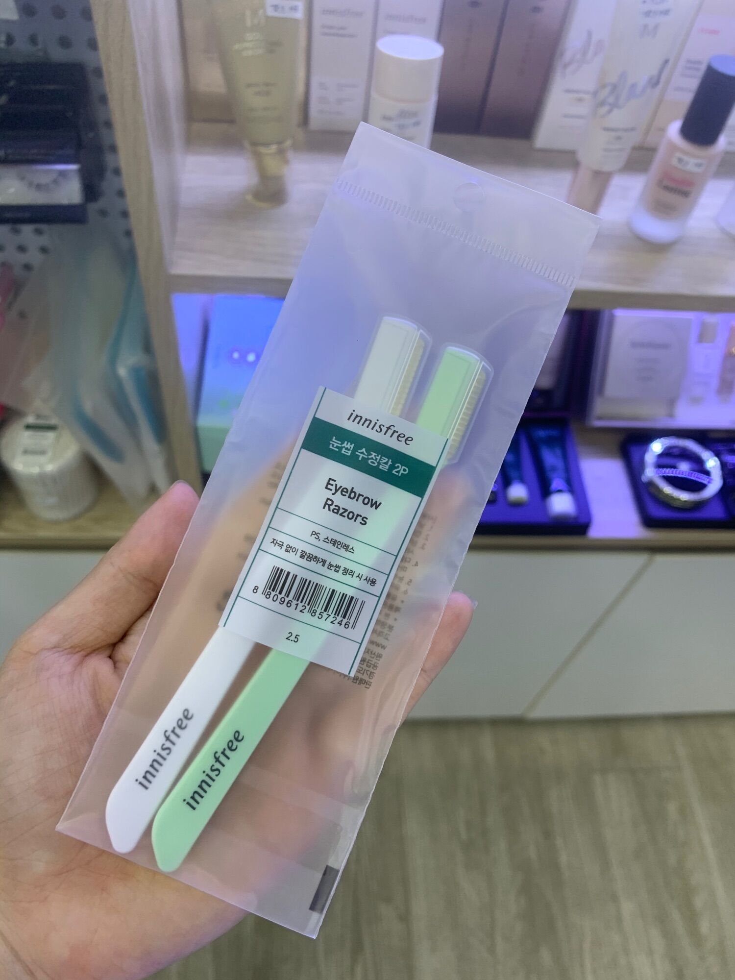 Dao Cạo Lông Mày Innisfree Eyebrow Razor Gồm có 2 dao tone màu trắng và hồn