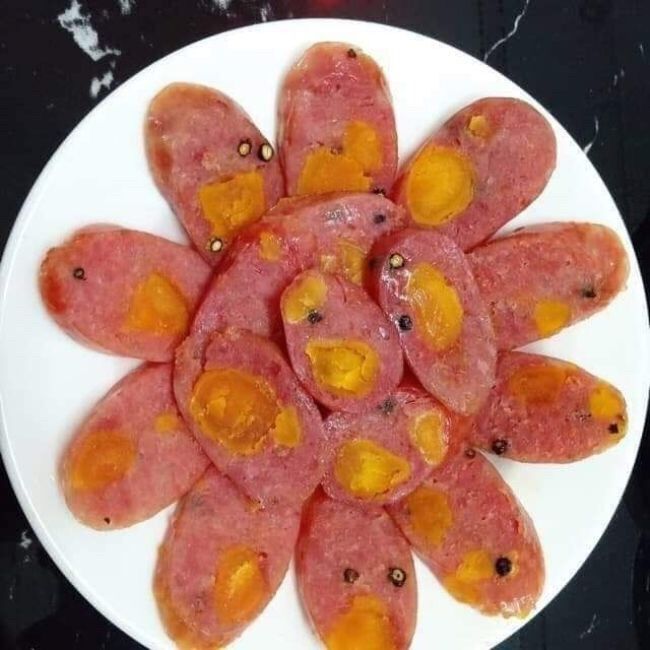 Lạp xưởng trứng muối nhà làm