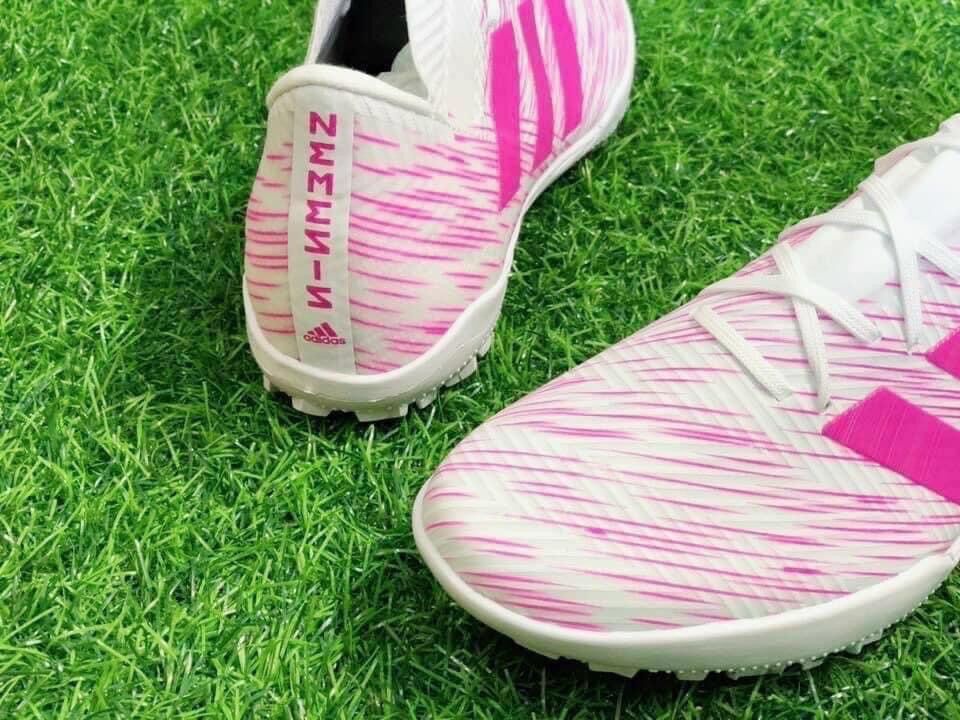 Giày bóng đá Nemeziz