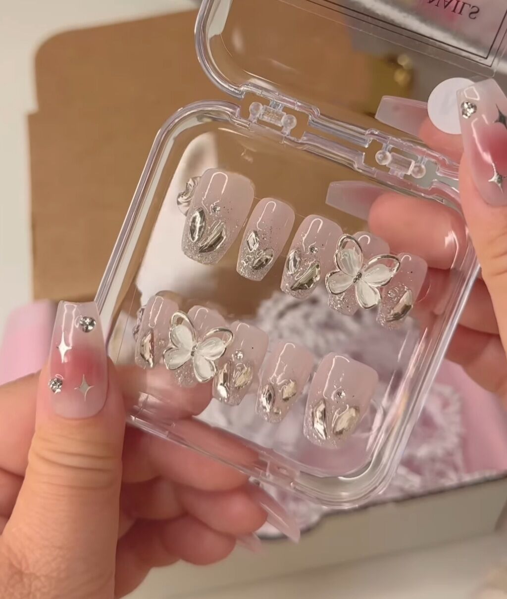 Nailbox thiết kế gắn charm đá bướm , from ngắn
