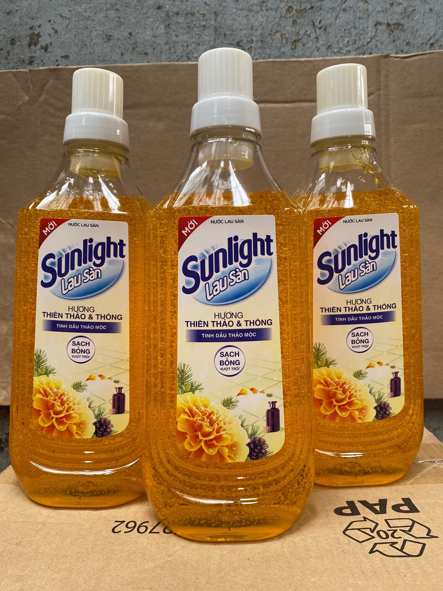 Nước Lau Sàn Sunlight Hương Thiên Thảo &Thông 1kg (Mầu Vàng)