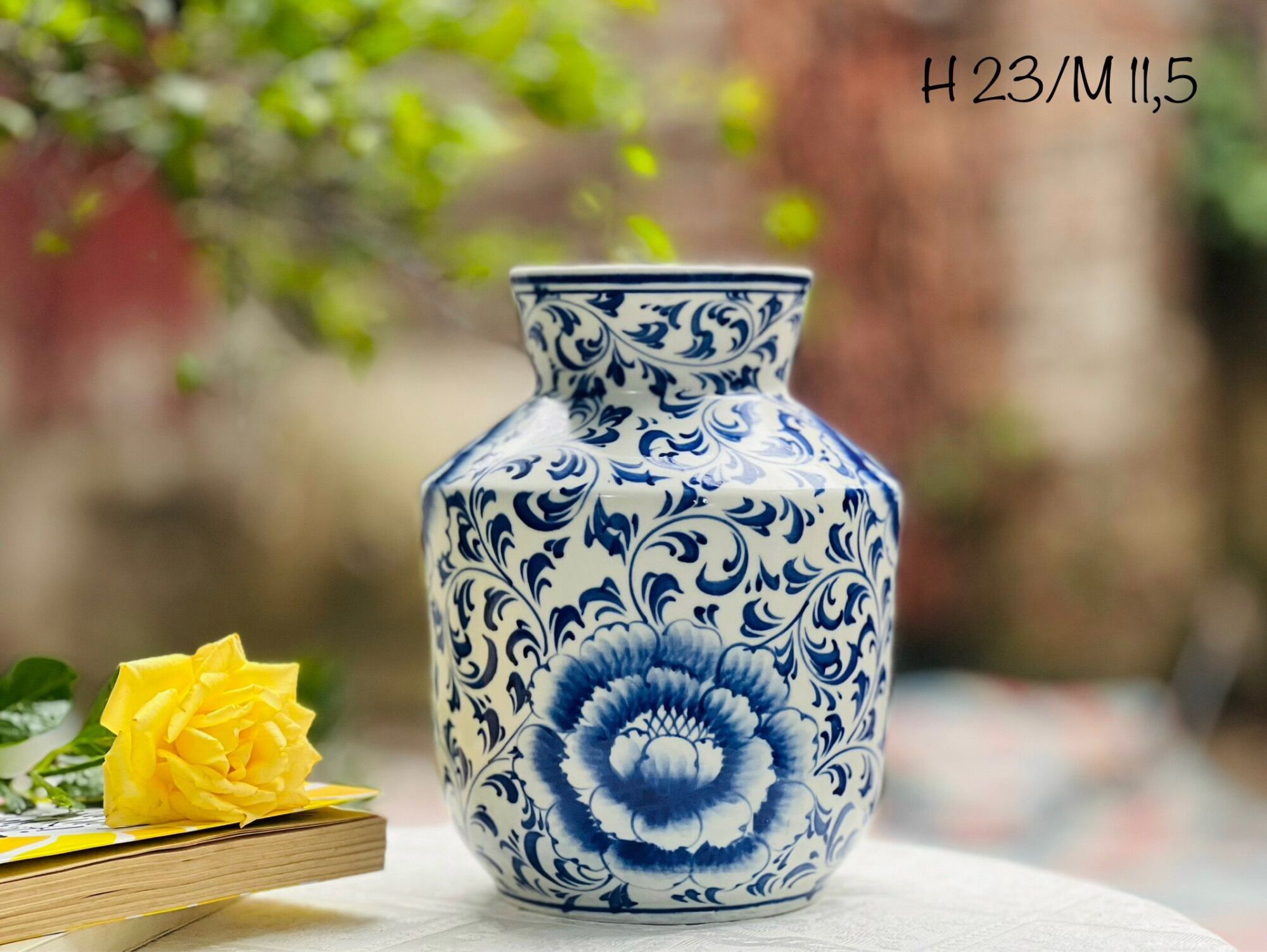 Bình cắm hoa men lam, vẽ thủ công. Gốm sứ Bát Tràng.