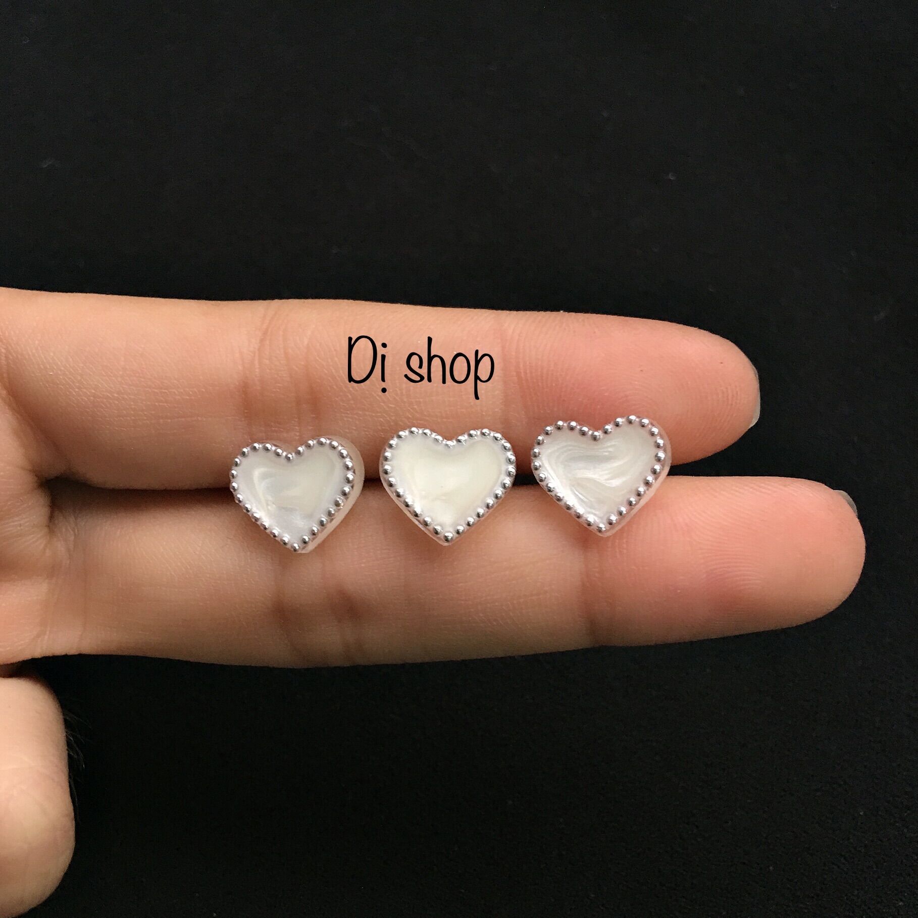 Set 10 nút trái tim size tầm 1.3cm nhựa tốt