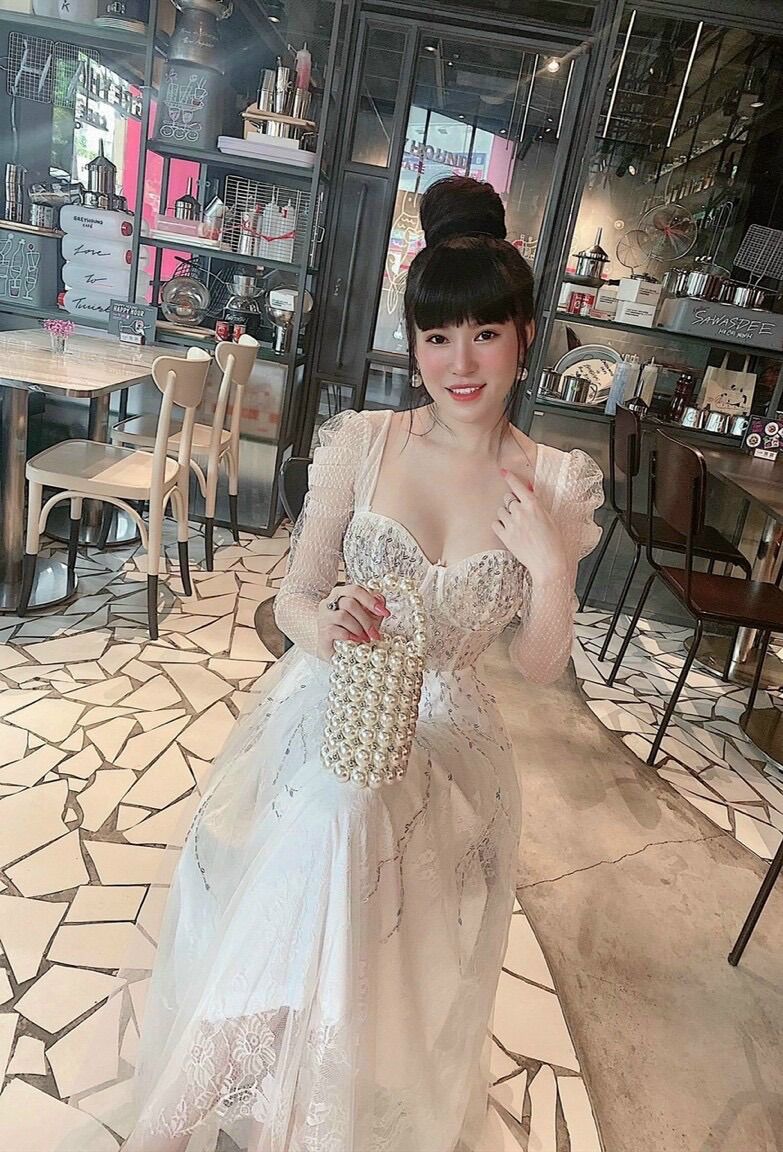 ĐẦM XOÈ REN MI TAY DÀI ĐÍNH ĐÁ
