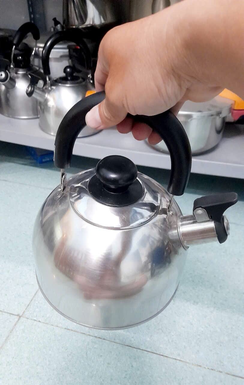 Ấm inox nội địa Nhật có còi hú nước sôi 2.5l, đun dc bếp từ. 