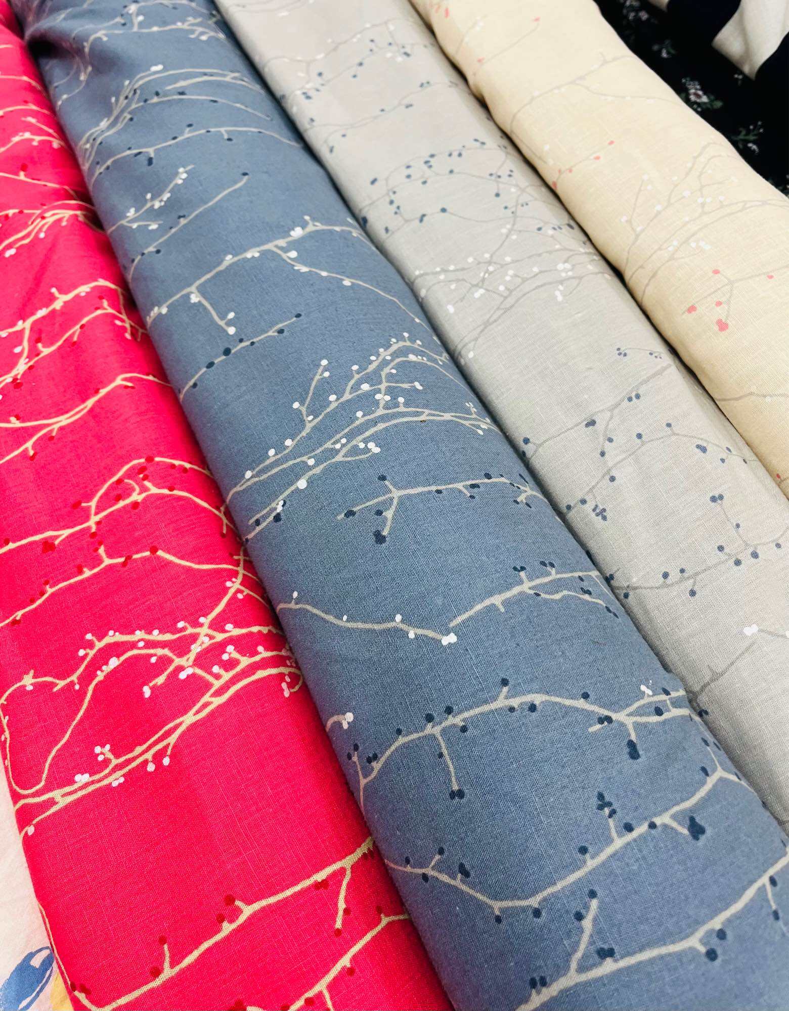 Vải linen tưng premium Hàn quốc. Họa tiết hoa nhí đẹp mắt.Khổ vải 1,4m