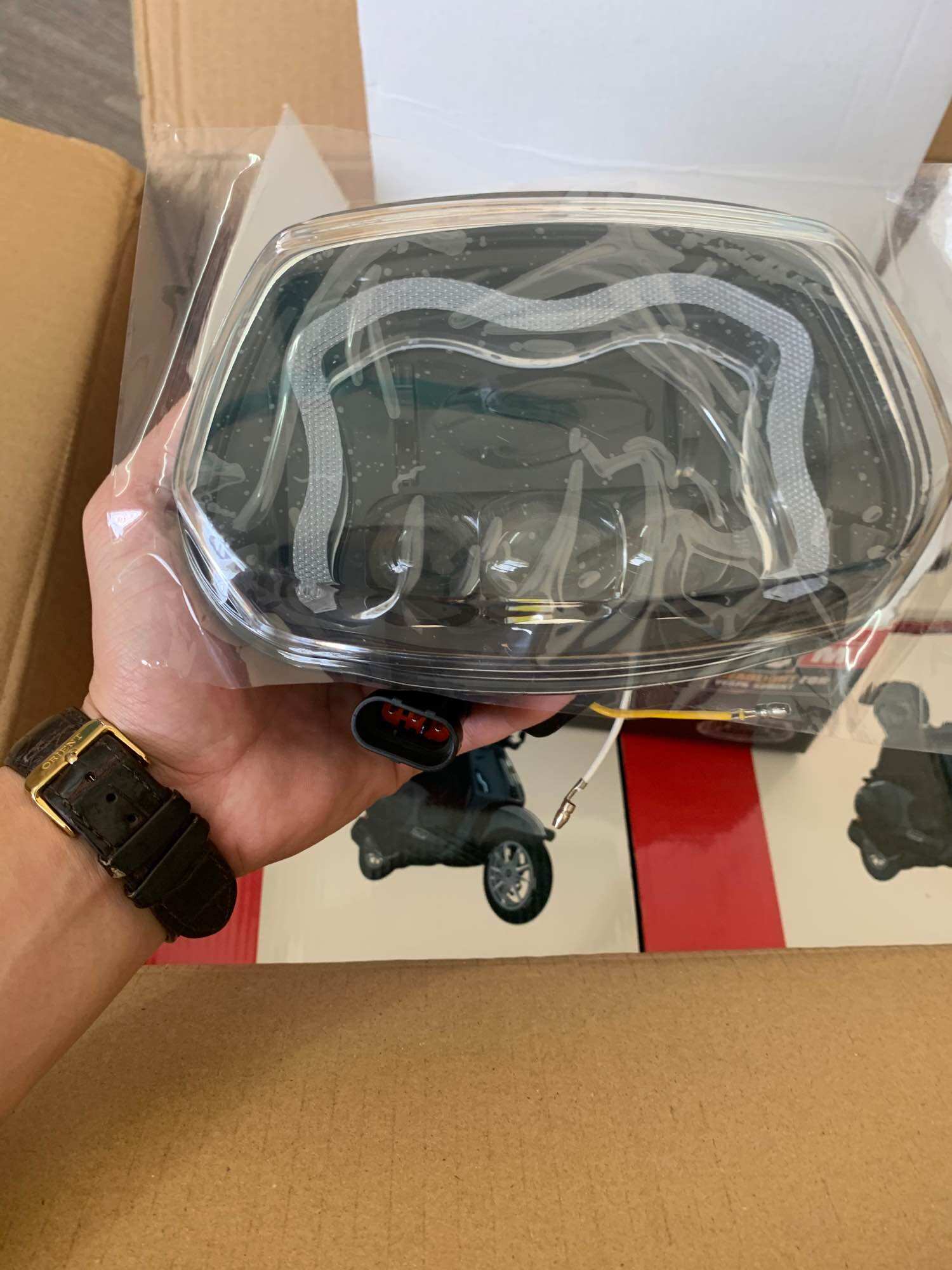 Đèn pha led chữ M cho vespa sprint