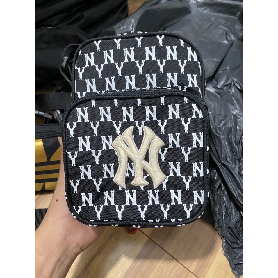 Túi đeo chéo nam nữ MLB NY MONOGRAM MINI BAG BLACK ( BALO SAM)