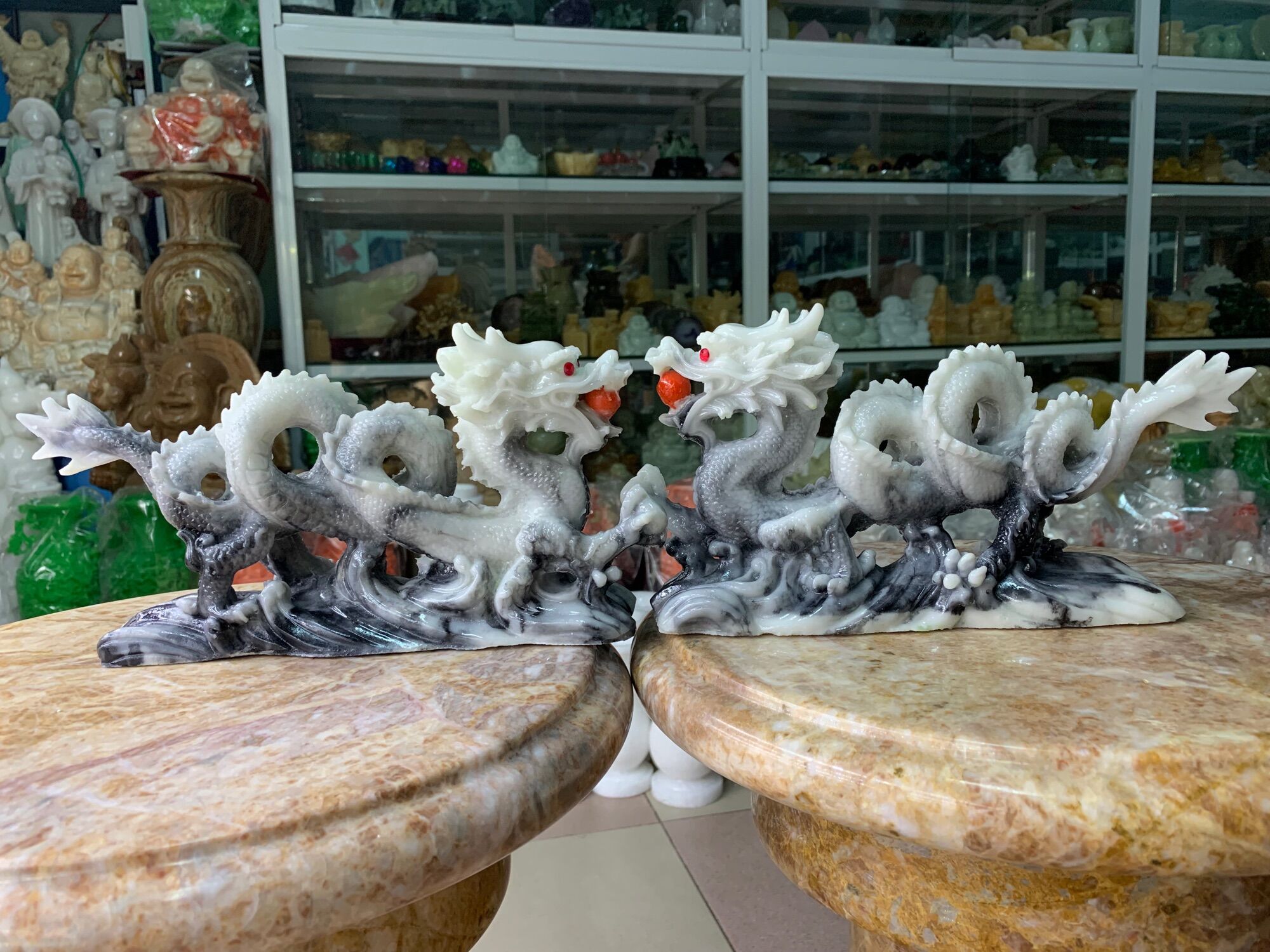 Cặp rồng ngậm ngọc đá đúc - ngang 30cm