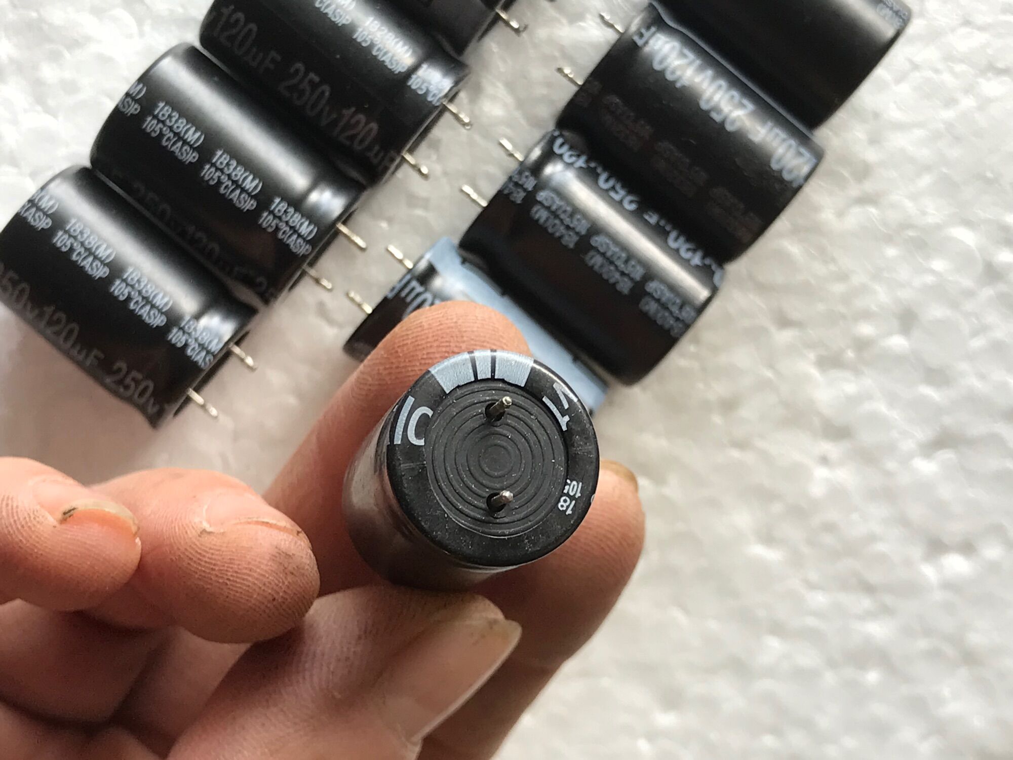 10 c Tụ hoá 120 uf 250 v (conbo 10 con)