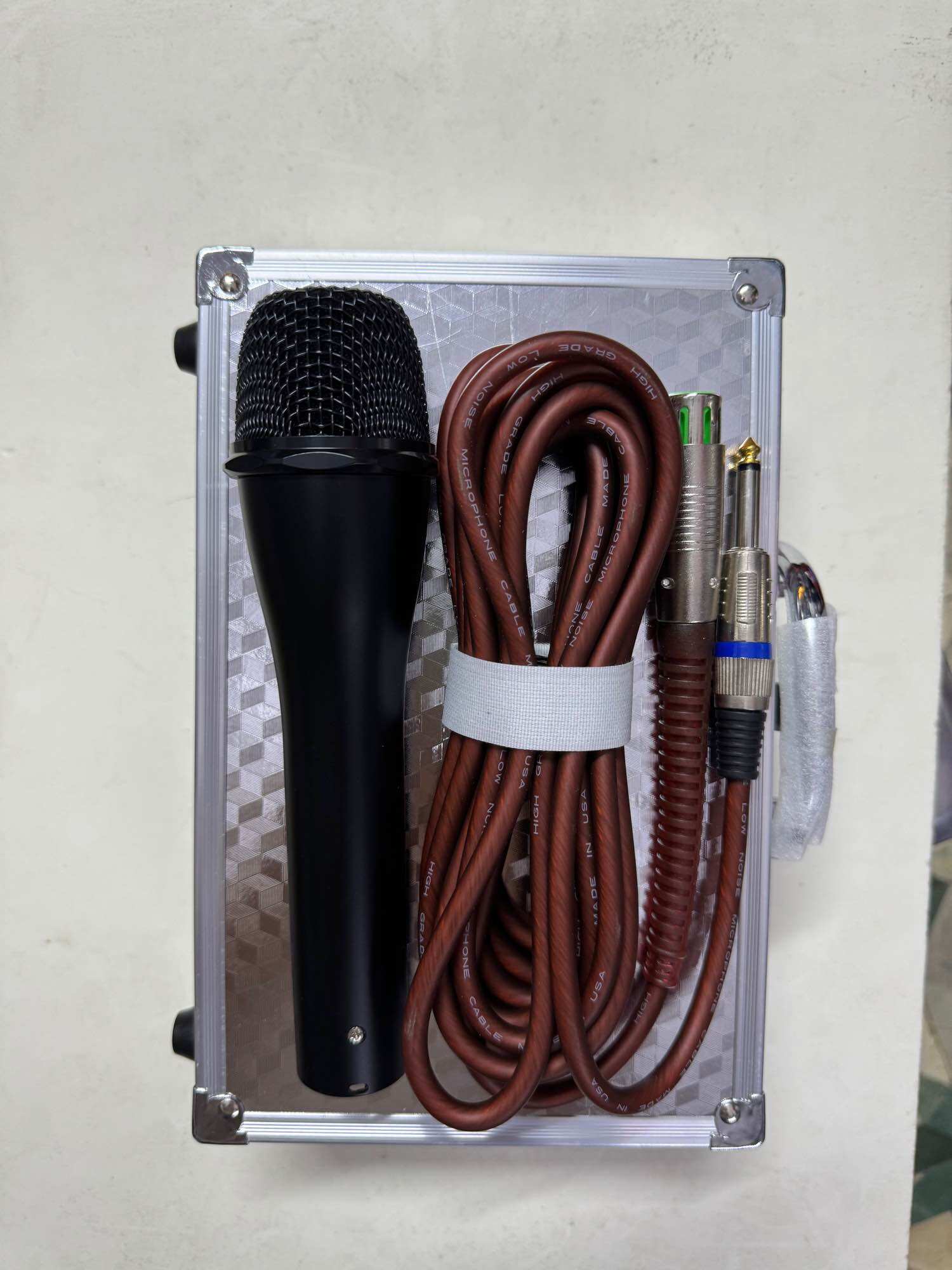 Micro có dây hát Karaoke 838 màu đen,bảo hành đổi mới