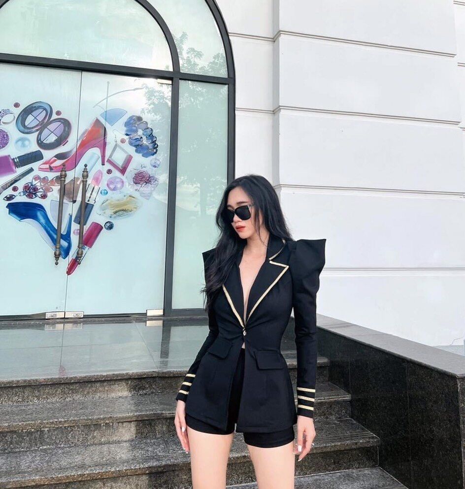 Set áo cổ vest viền ánh nhũ + quần short