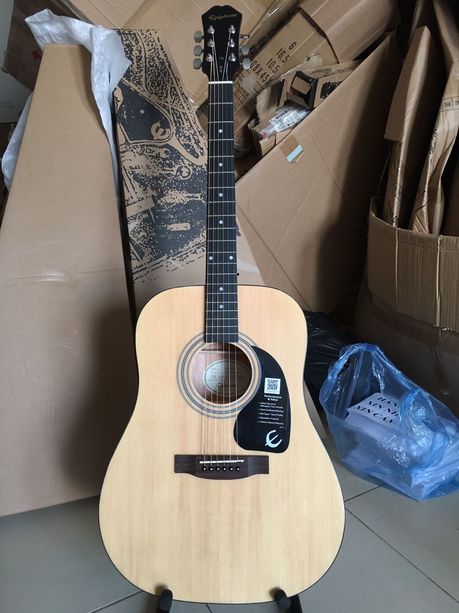 Đàn guitar DR100