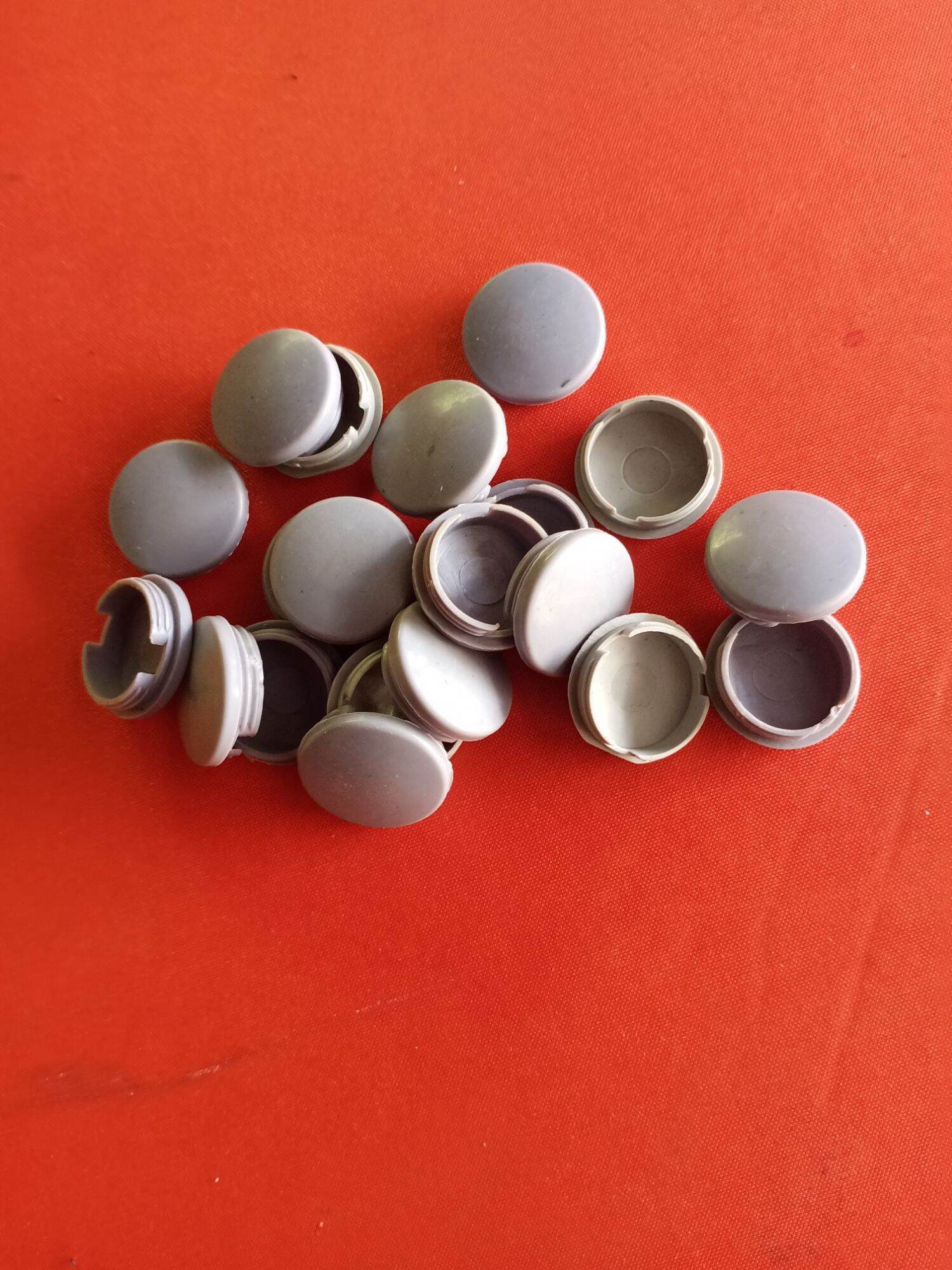2 nắp nhựa chụp lỗ ốc giò dĩa xe đạp