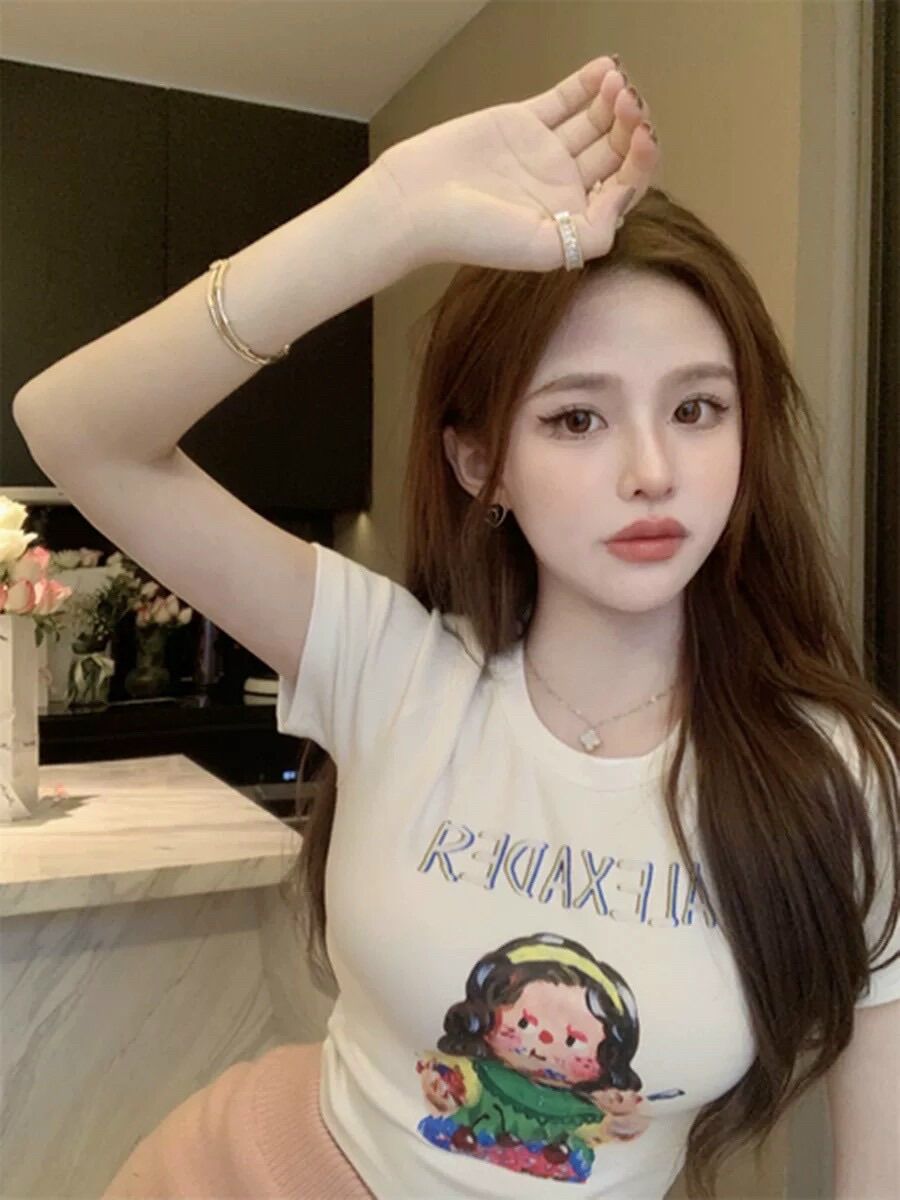 Áo croptop cô gái tóc xù BG