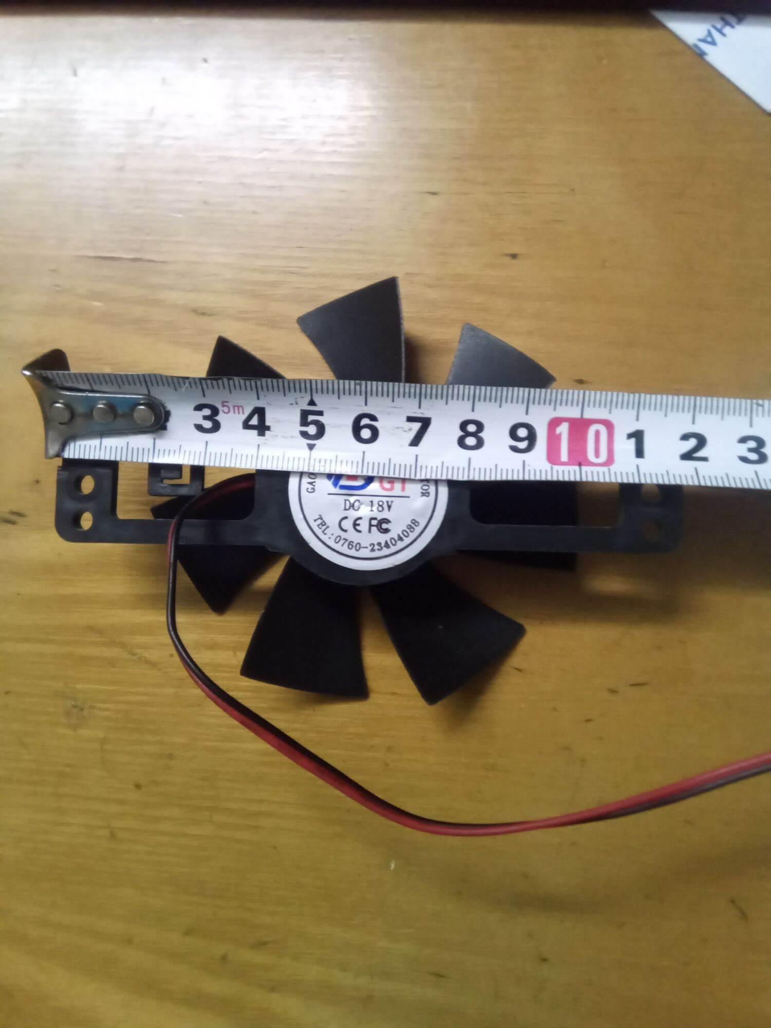 Quạt bếp từ 18V, Đường kính cánh 8.5 cm.
