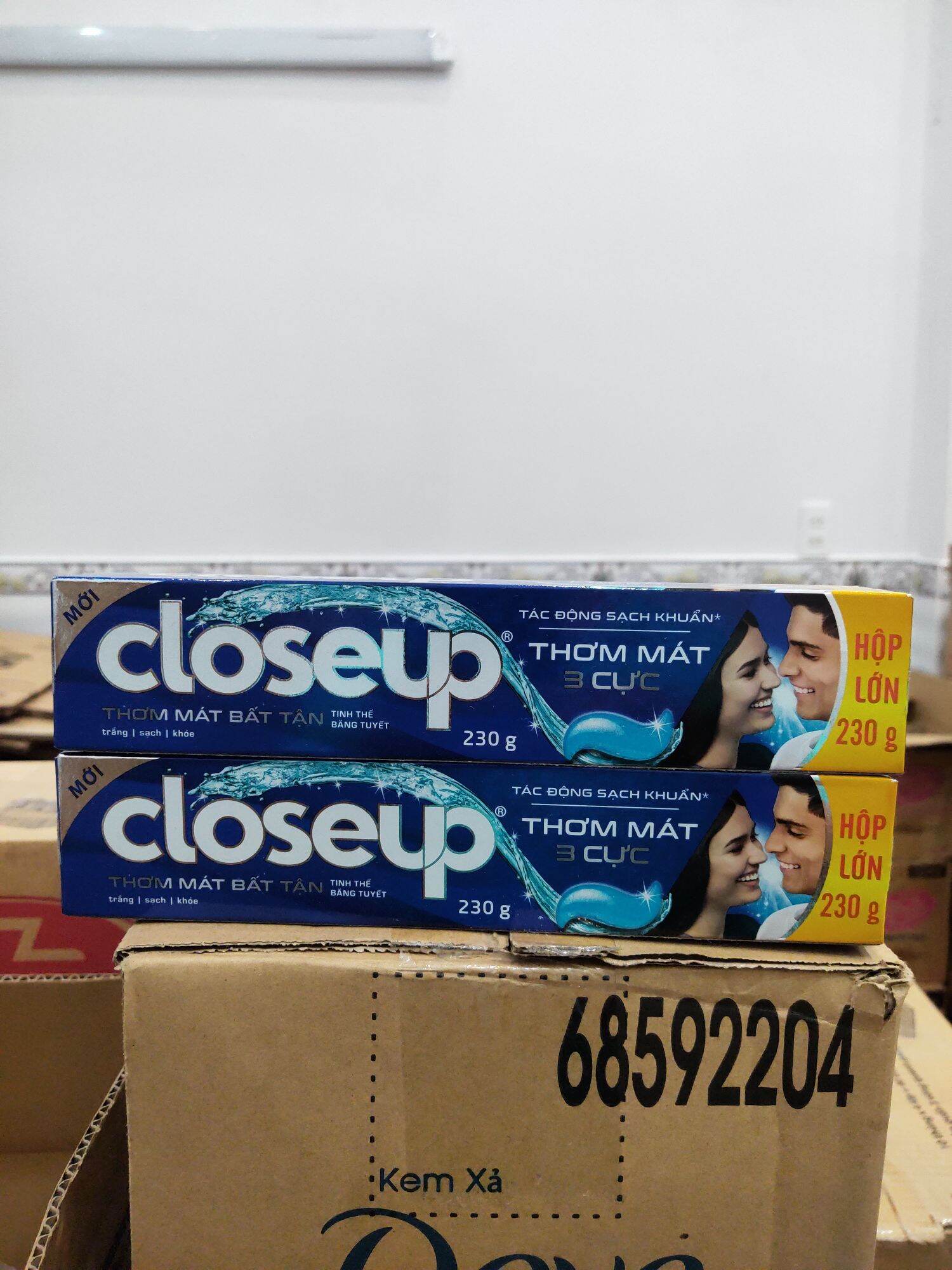 kem đánh răng closeup băng tuyết (2 cây x 230g)