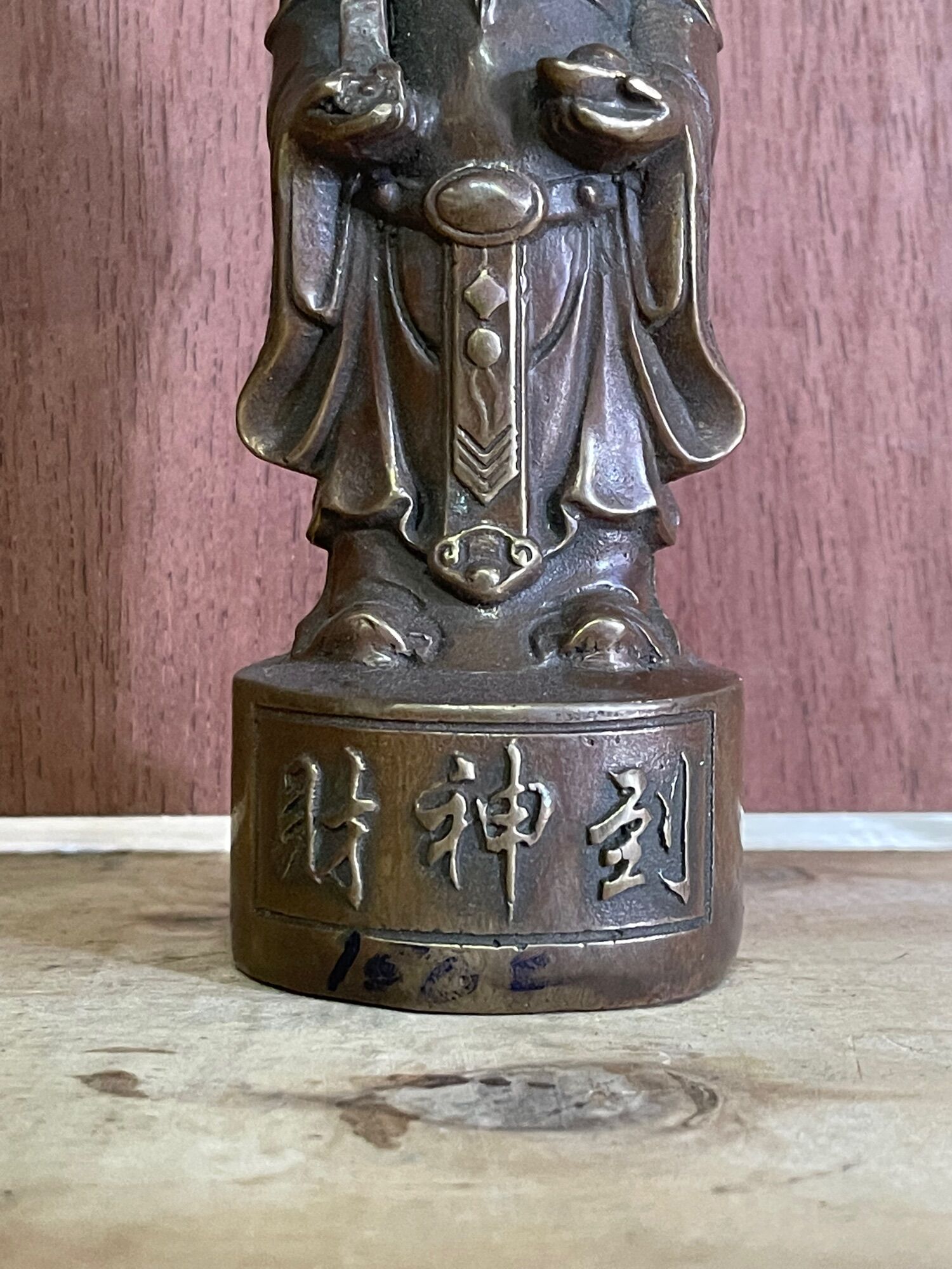 Ông thần tiền đứng bằng đồng