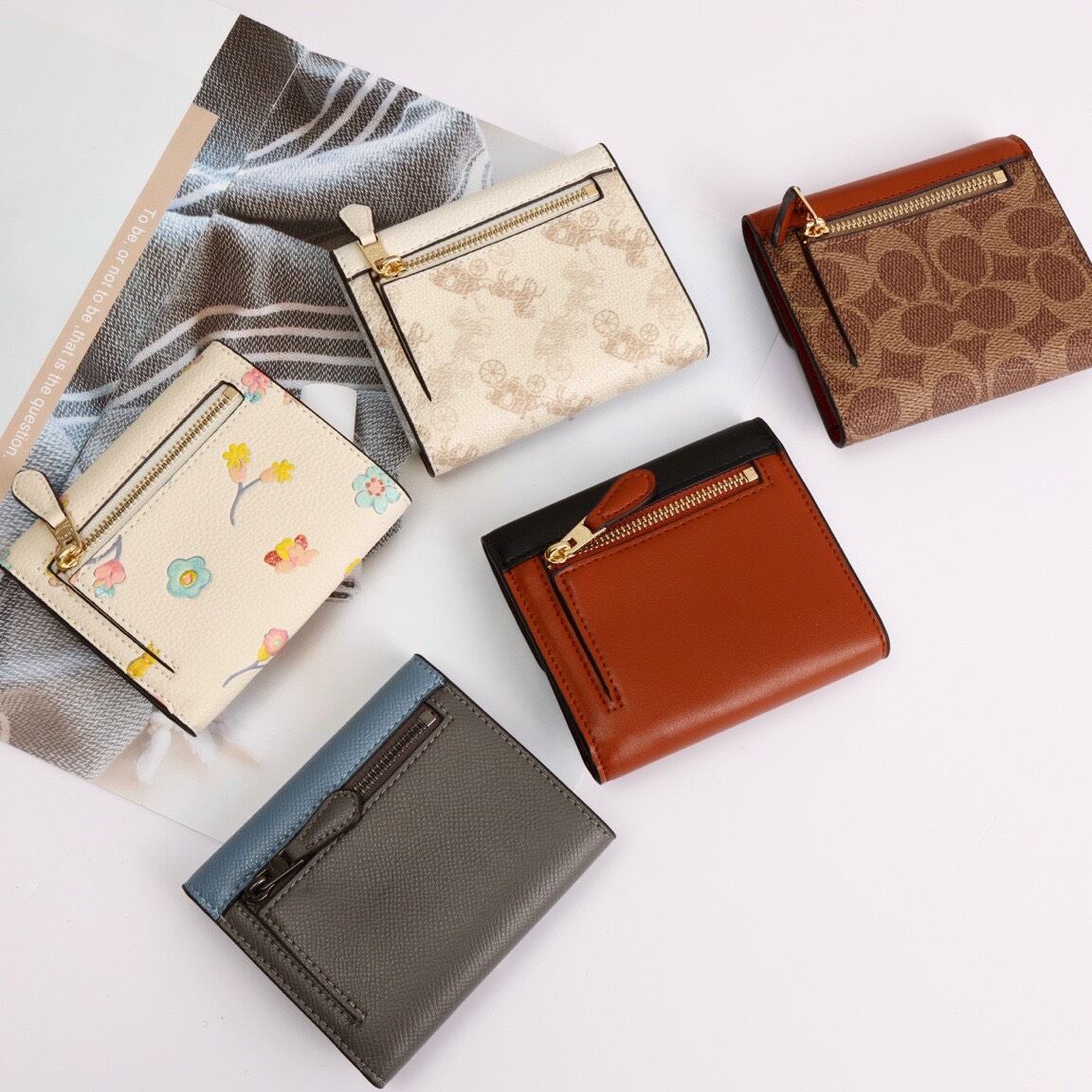 Ví Coach mini dáng bì thư xinh xắn