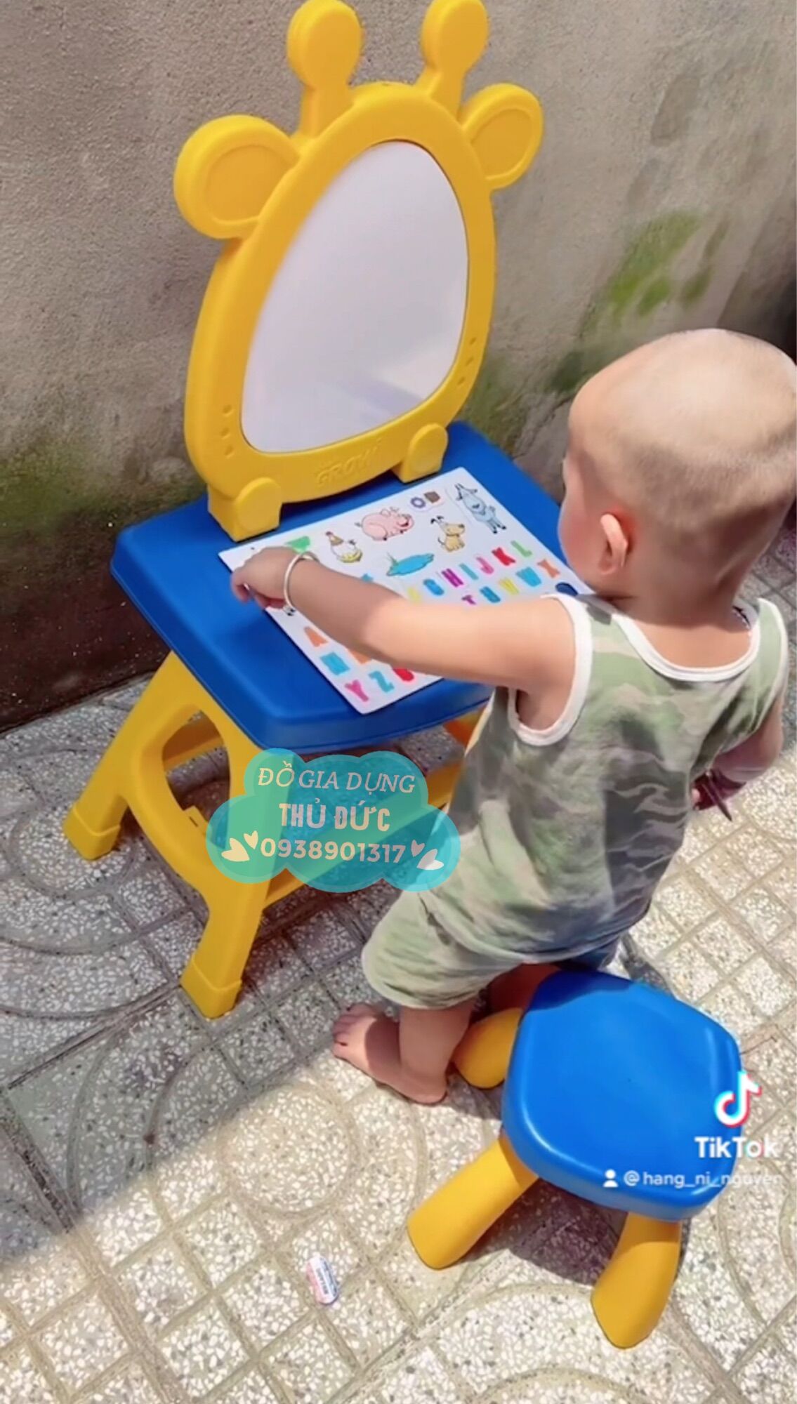 Bộ bàn ghế kèm bảng học cho bé