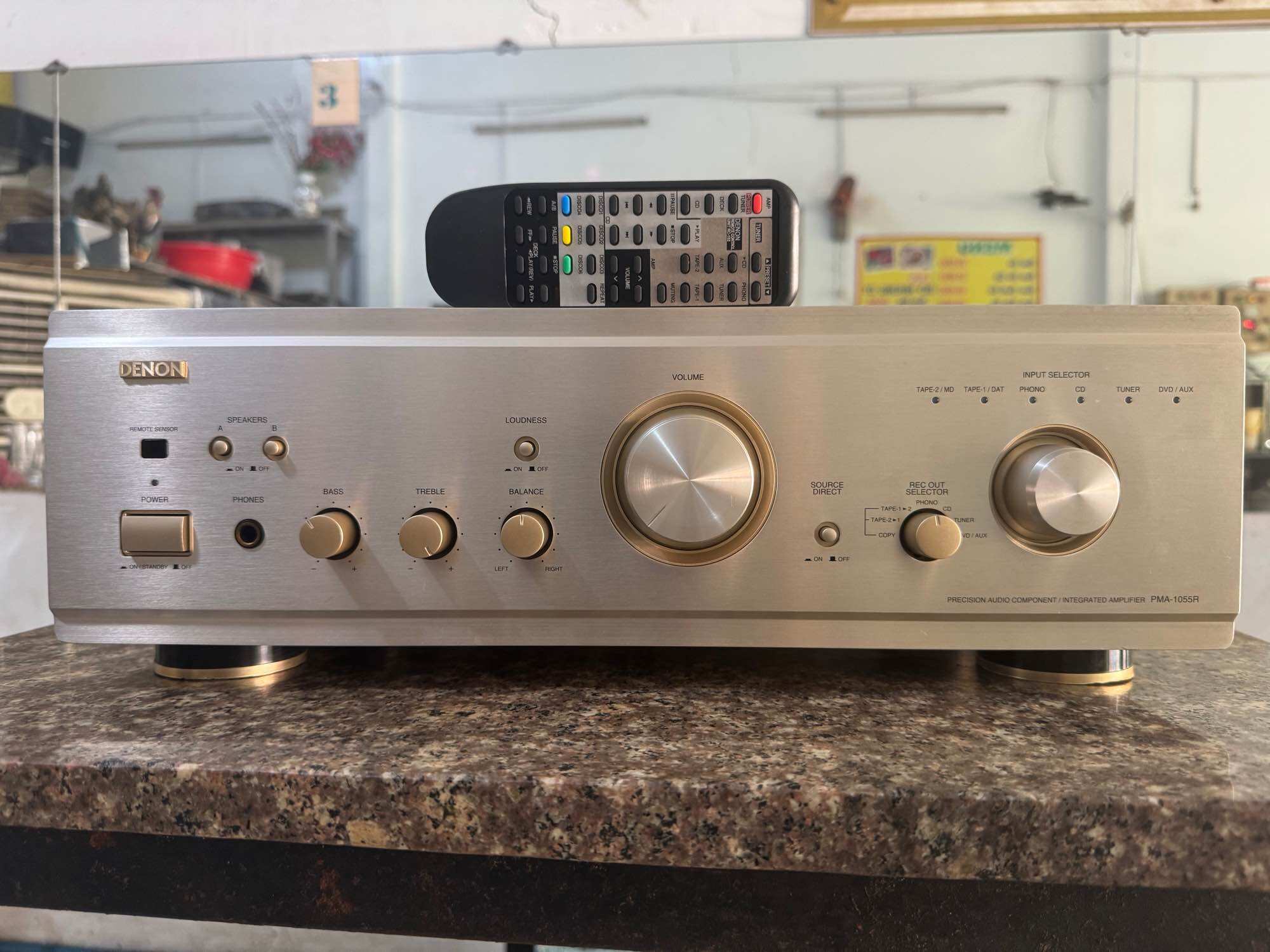 Amply DENON PMA-1055R hàng xuất Châu Âu điện 230v công xuất 250w máy chạy 4 sò đại Sanken 2 vít zin mới đẹp.