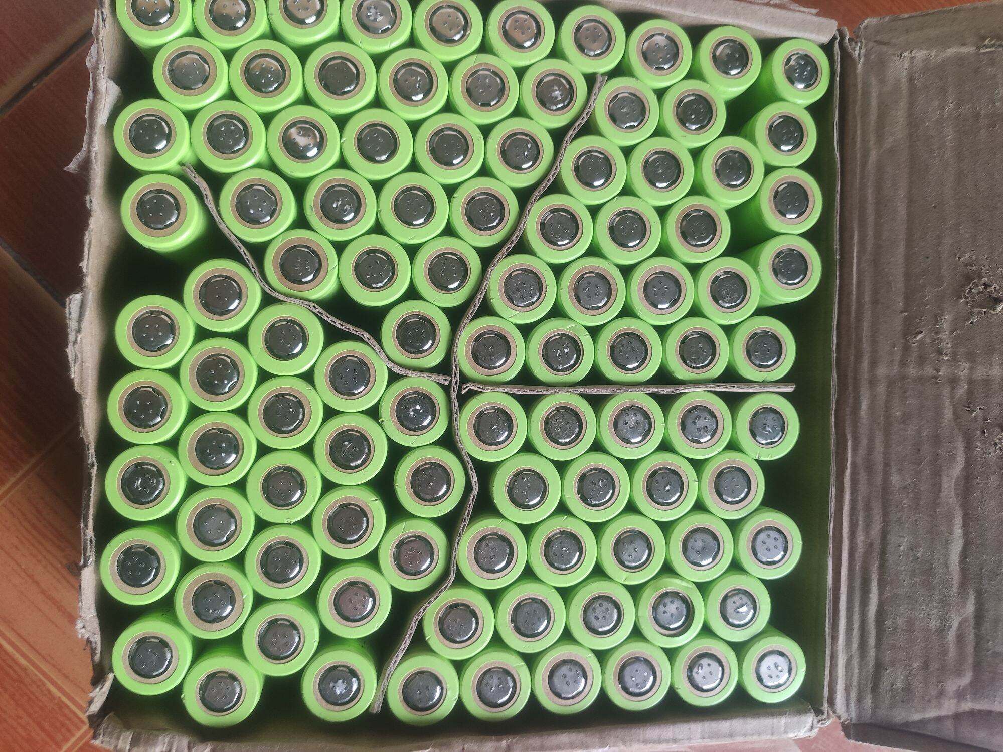 Pin lisen 18650 dung lượng 2000 xả 20a 97%
