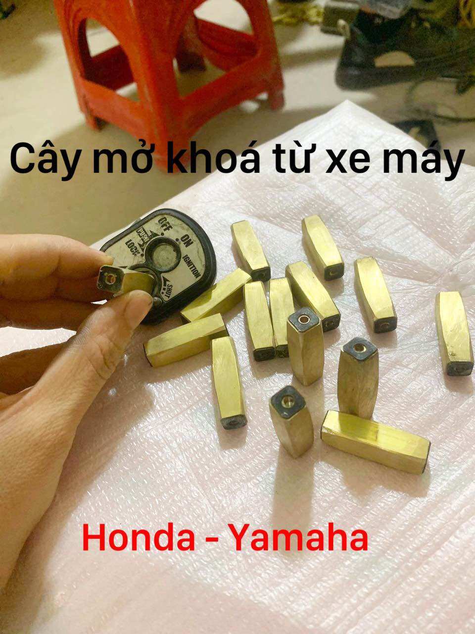 Cục mở khoá từ xe máy đa năng ( tặng kèm móc treo khoá )
