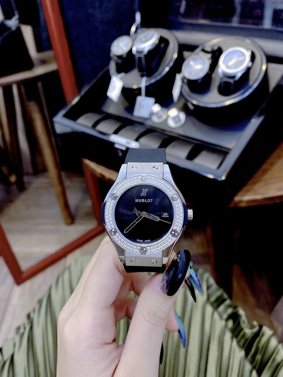 Đồng hồ nữ Hu.blot dây cao su mặt đen đá trắng