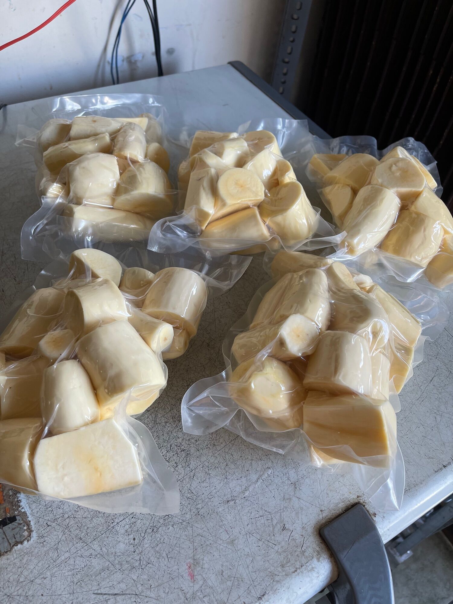 2kg khoai mì vàng giống Thái (lột sẵn, hút ép chân không)