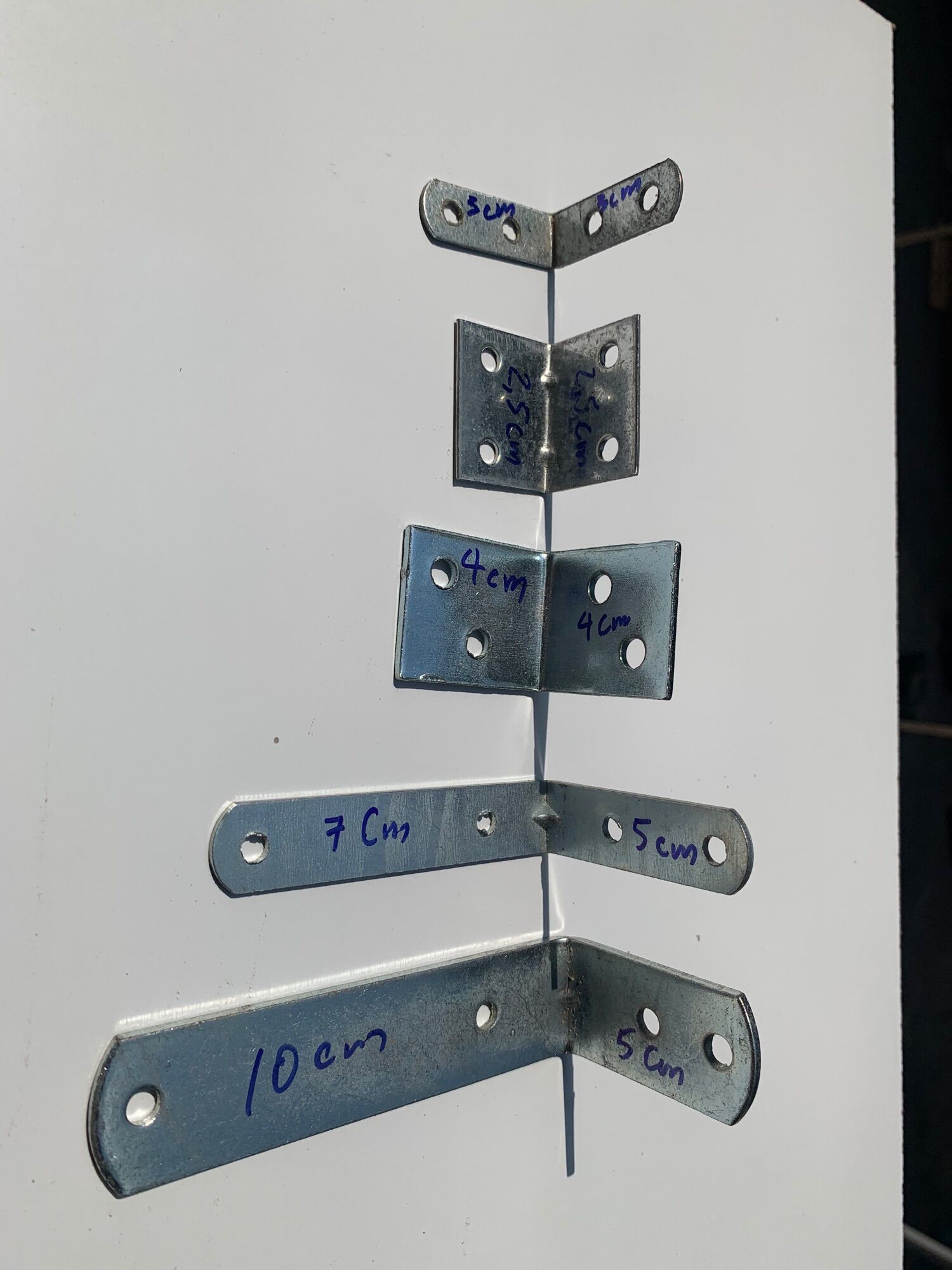 Ke bắt góc kệ , tủ ..... ke góc kẽm ...(dvt 1 cái)