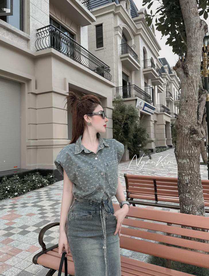 Áo sơ mi sát nách có đệm vai kh