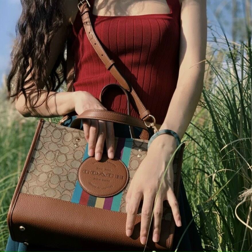 C0ACH Dempsey Tote màu cực sang