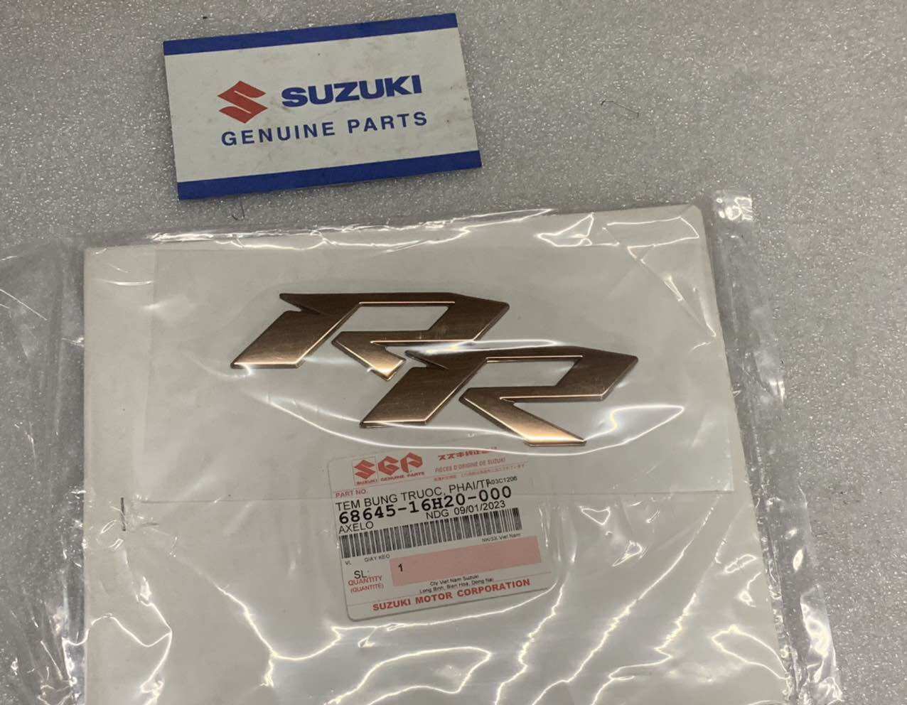 Tem chữ nổi axelo RR Suzuki