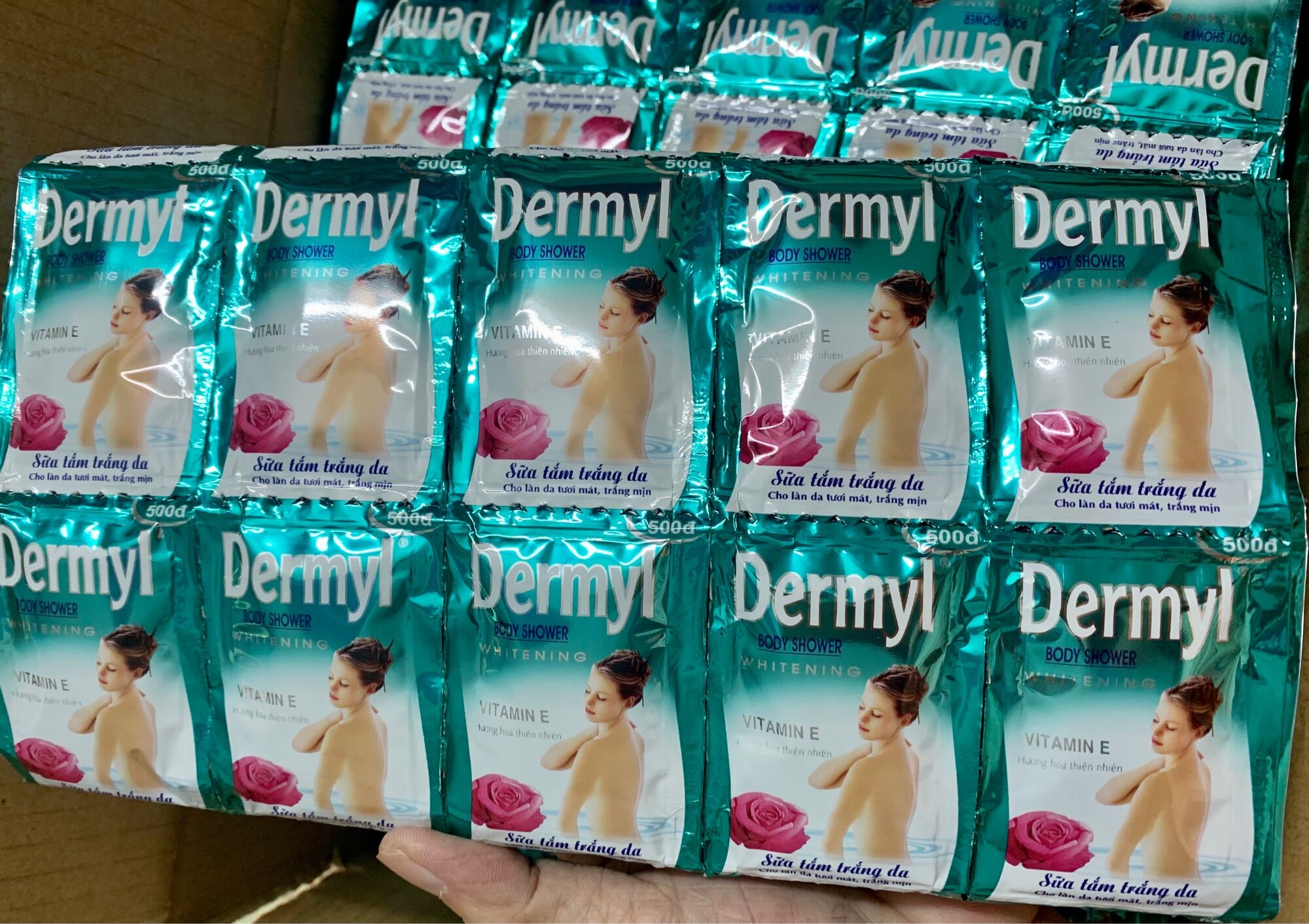 Sữa tắm trắng da Dermyl 10 dây (120 gói)