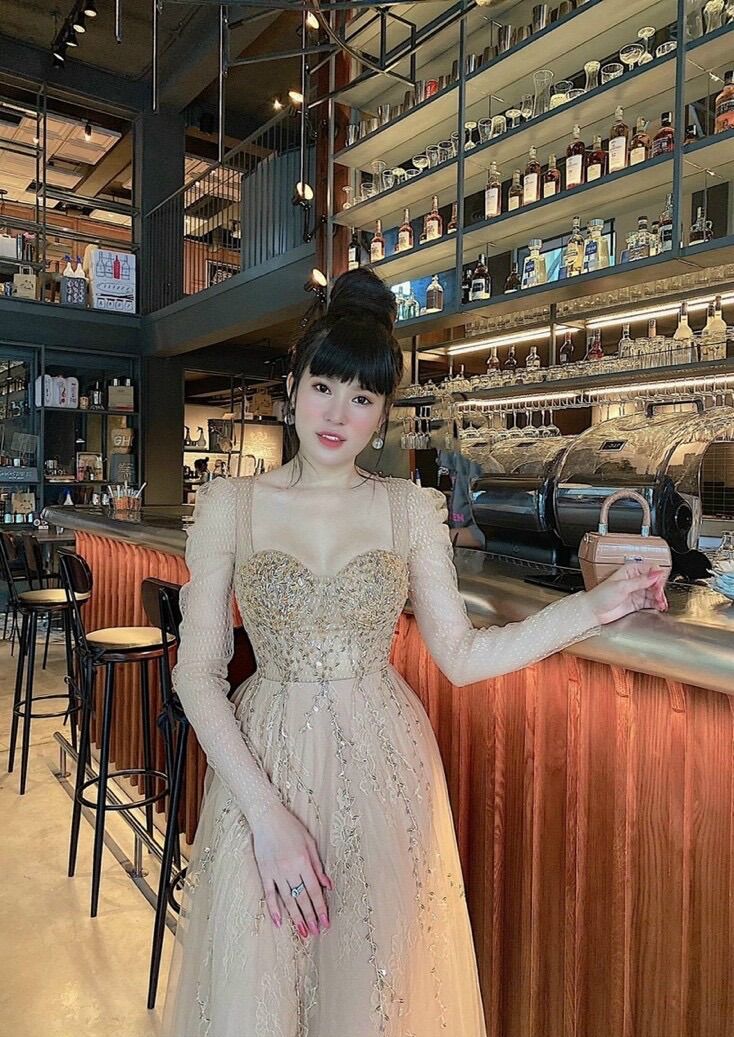 ĐẦM XOÈ REN MI TAY DÀI ĐÍNH ĐÁ