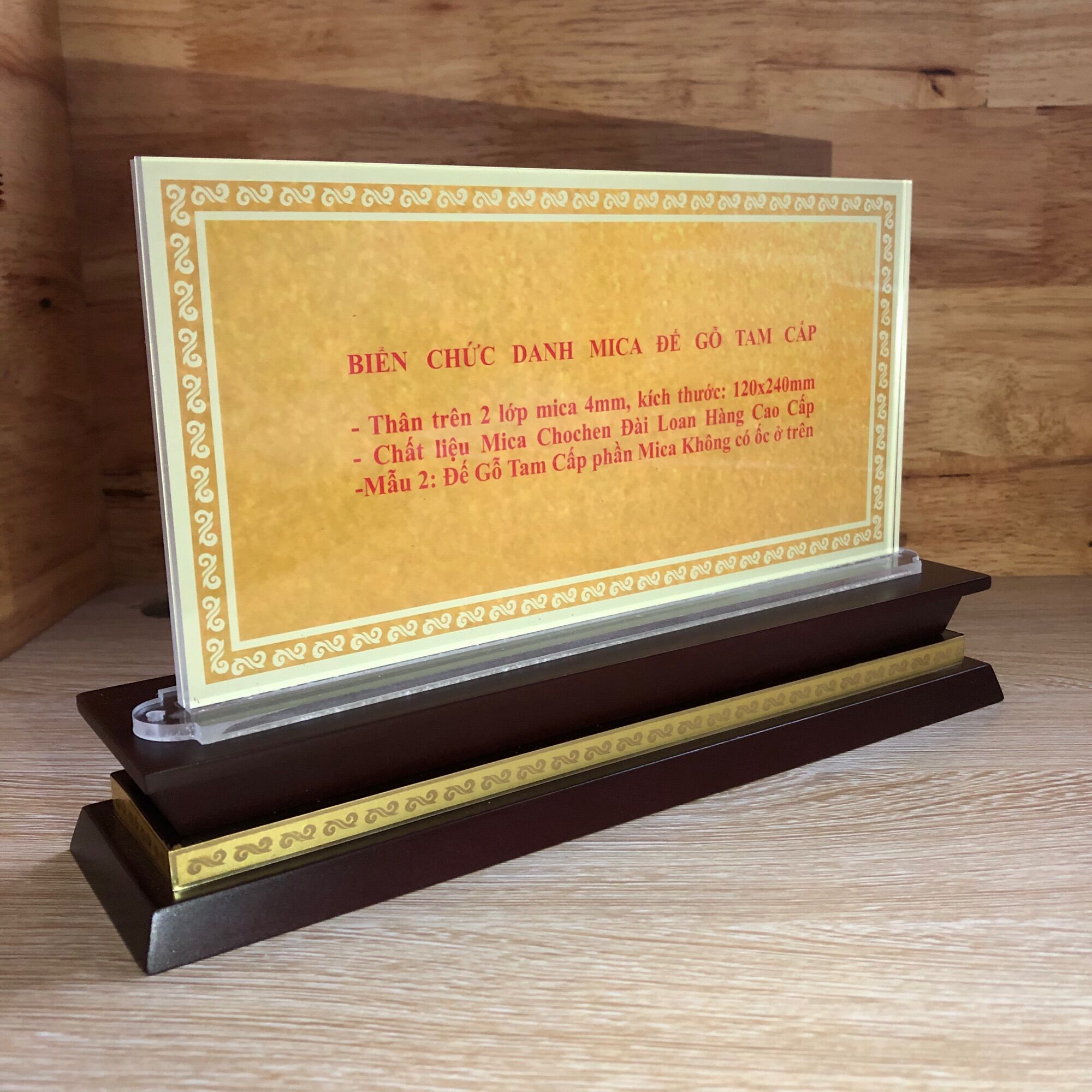 Biển Chức Danh Mica Đế Gỗ Tam Cấp