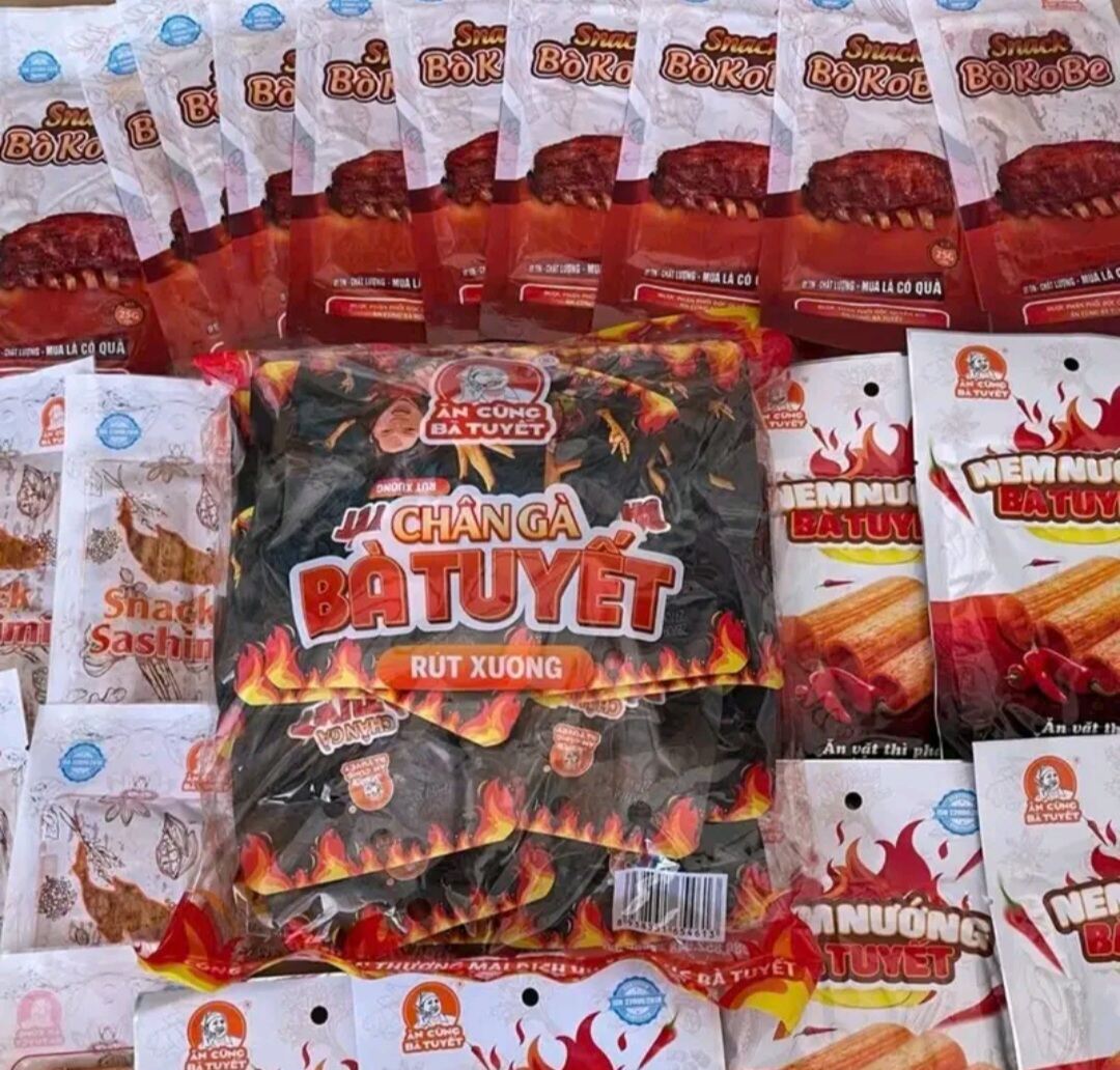 combo 40 món đồ vặt ăn cùng Bà tuyết gồm ( 10 chân gà rút xương tê cay  bà tuyết, 10 gói nem  nướng ăn cùng Bà Tuyết,10 gói bò kobe ăn cùng Bà Tuyết. 10 gói sashimi cá hồi ăn cùng Bà Tuyết ngon mê ly). Snack ăn cùng Bà Tuyết