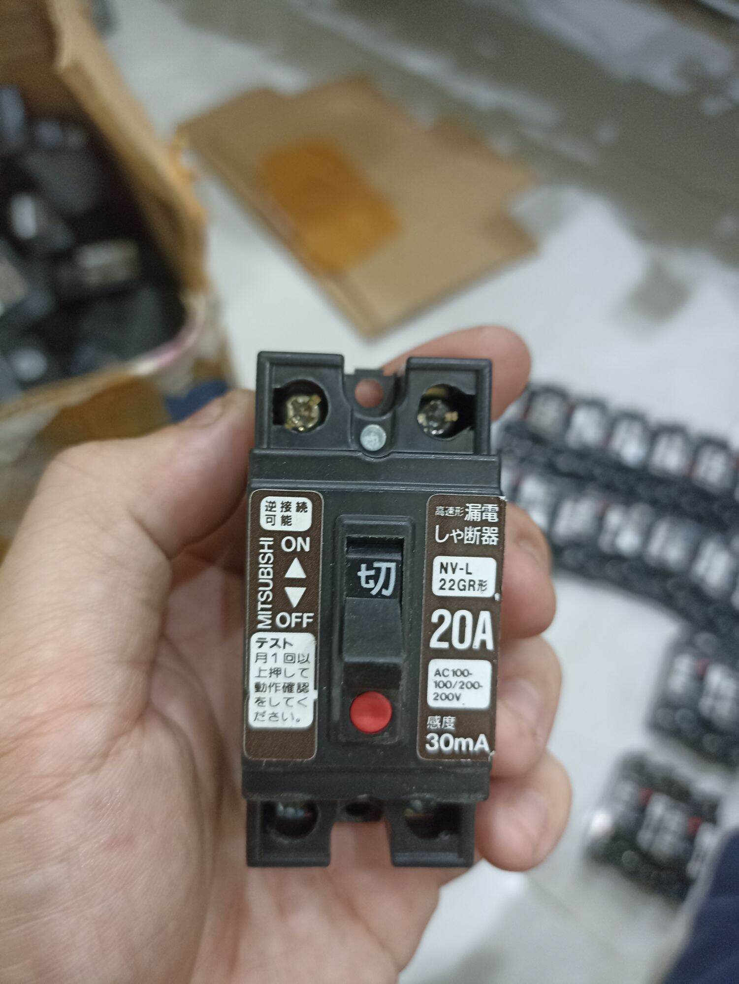 cb chống giật 20A mitsubishi