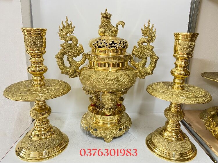Tam sự đỉnh cao 35cm +2 chân nến cao 30cm chất liệu bằng đồng nguyên chất