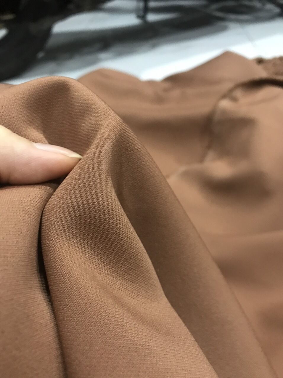 vải cotton lụa Hàn màu nâu dày co dãn mềm rũ đẹp _( khổ 1m5) may đầm váy áo quần