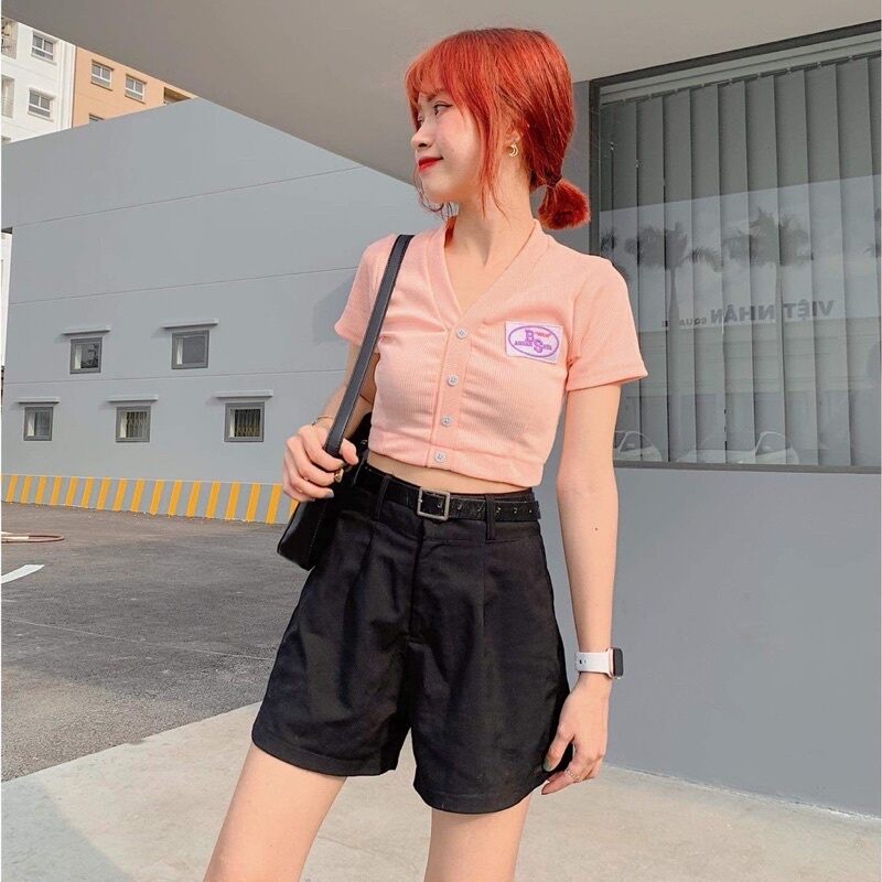 ÁO CROPTOP THÊU LOGO PHỐI NÚT XINH M16