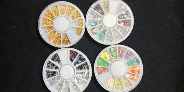 Phụ kiện làm nail , xích đá
