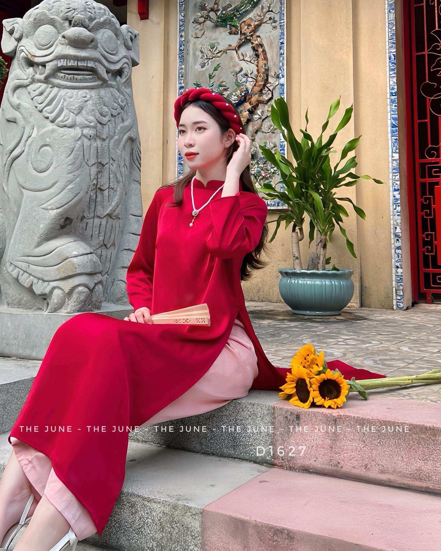 Áo dài tết kèm mấn cổ điển