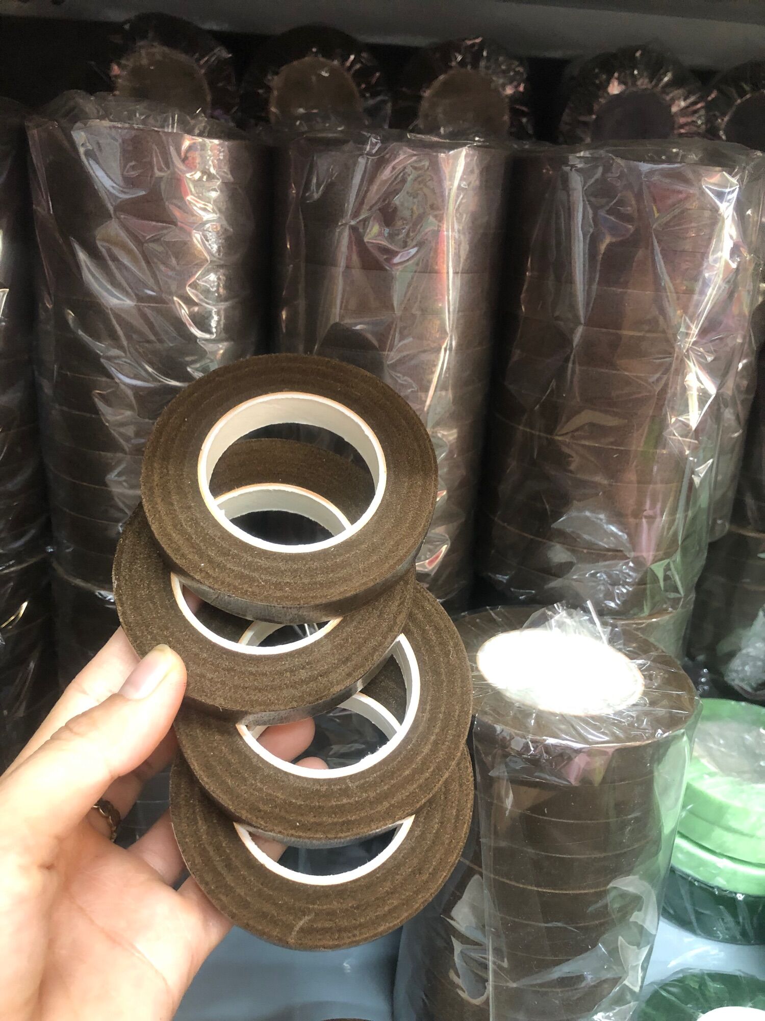 Keo sáp nâu quấn cành